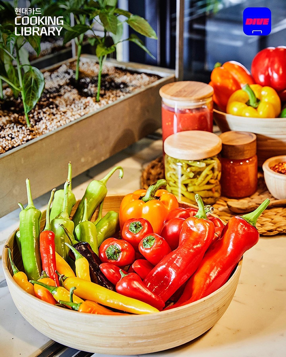 입맛은 물론 건강까지 사로잡은 매운맛, 고추! ?

쿠킹 라이브러리가 알려주는 고추의 숨겨진 매력
맵부심 뿜뿜하는 친구에게 뜨거운 맛을 공유해볼까? ?

태국의 상큼한 매운맛부터
멕시코의 익스트림 매운맛까지! ?

세계 각국의 매운맛과
매콤함 속 숨겨진 단맛까지

식탁 위 조연으로 그려지던 고추의 숨겨진 매력을
쿠킹 라이브러리에서 만나보자! ?‍?

?프로필의 링크를 통해 '당신의 맵부심을 위하여' 콘텐츠를 확인해 보세요.

< Food Theme 16. Chili Pepper>
• 기간 : 2022. 03. 01(화) ~ 06. 26(일)
• 장소 : 현대카드 쿠킹 라이브러리

✅DIVE 앱만 있으면 현대카드 라이브러리 주중 입장 가능!

#CookingLibrary #현대카드쿠킹라이브러리
#FoodTheme #ChiliPepper #고추

#현대카드DIVE #현대카드다이브
#현대카드 #HyundaiCard