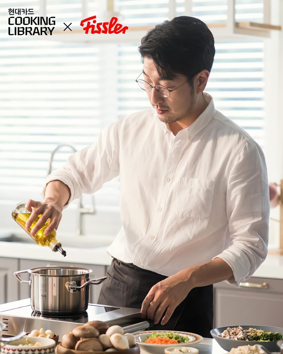 ⠀ 
압력솥 하나로도 누구나 손쉽게 완성할 수 있는 아롱사태찜?
⠀
독일 프리미엄 쿡웨어 브랜드 Fissler(@fissler_korea)와
쿠킹 라이브러리가 함께하는 2024년 첫 번째 쿠킹 클래스??‍?
⠀
셰프 겸 푸드칼럼니스트인 박준우 셰프(@seoul_1983)의
봄나물 퓌레를 곁들인 아롱사태찜을 만날 수 있는 기회?
⠀
쿠킹 라이브러리에서 봄 맞이 요리를 만나 보세요??
⠀
? DIVE 앱 ‘압력솥만 있으면 고기 요리도 뚝딱’ 콘텐츠를 통해 자세한 내용을 확인해 보세요!
⠀
<쿠킹 라이브러리 X 휘슬러 쿠킹 클래스>
- 일시: 2024. 03. 22(금) 오후 7시 ~ 8시 30분
- 장소: 현대카드 쿠킹 라이브러리 3F Kitchen I
- 프로그램: ‘봄나물 퓌레를 곁들인 아롱사태찜‘
- 정원: 8팀 (1팀당 2명, 총 16명)
- 금액: 80,000원 (1팀)
- 예약: DIVE 앱 ’압력솥만 있으면 고기 요리도 뚝딱‘ 콘텐츠 내 예약 링크

#CookingLibrary #현대카드쿠킹라이브러리
#쿠킹클래스 #박준우셰프 #휘슬러 #봄나물 #아롱사태찜

#현대카드DIVE #현대카드다이브
#현대카드 #HyundaiCard