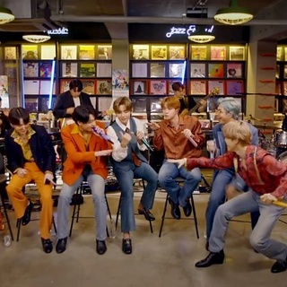 전세계 아미들의 성지 예약 ?
-
지금 유튜브를 뜨겁게 달구고 있는 
BTS: Tiny Desk (Home) Concert
장소가 서울인걸 알고 계셨나요?
-
이곳은 바로 이태원에 위치한 현대카드 바이닐앤플라스틱 ✨ 
-
흥이 다이너마이트처럼 터지는 힙한 음악의 성지 바이닐앤플라스틱을 영상에서 만나보세요!
-
<VINYL & PLASTIC by HyundaiCard>
· 주소 : 서울시 용산구 이태원로 248
· 운영 시간 : 화~일 12~18시 (코로나로 인한 단축운영 / 별도 고지 시까지)

#TinyDeskConcert
#VinylAndPlastic #바이닐앤플라스틱
-
#현대카드DIVE #현대카드다이브
#현대카드 #HyundaiCard