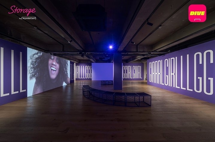 오직 현대카드 스토리지에서만 만날 수 있는
뉴욕 MoMA 미디어 & 퍼포먼스 컬렉션
국내 최초 전시 오픈!?

2천여 점의 MoMA 미디어 & 퍼포먼스 소장품 중
미디어 아트 분야에서 가장 주목받고 있는
아티스트 5인을 선별해 선보이는 작품을
지금 바로 현대카드 스토리지에서 만나보세요.

<Pervasive Light: Works from
MoMA's Media and Performance Collection>
• 기간 : 2022. 06. 10(금) ~ 09. 25(일)
• 장소 : 현대카드 스토리지
• 관람료 : 일반 5,000원, 중고등 4,000원
• 예약 : DIVE 앱 및 멜론 티켓사이트

* 전시는 원활한 관람 환경을 위해 사전 예약제로 운영합니다.
* 만 12세 이상 관람 가능합니다.

Sandra Mujinga. Pervasive Light. 2021. Three-
channel high-definition video (color, sound; 16:15
min.) and three flat screen monitors. Dimensions
variable. The Museum of Modern Art, New York.
Fund for the Twenty-First Century. © 2022 Sandra
Mujinga.

?프로필 링크를 통해 '뉴욕 MoMA 미디어 & 퍼포먼스 컬렉션 전시' 콘텐츠를 확인해 보세요.

#PervasiveLight #스며드는빛
#MoMAinSeoul #현대카드퍼포먼스시리즈
#현대카드스토리지 #현대카드Storage

#현대카드DIVE #현대카드다이브
#HyundaiCard #현대카드