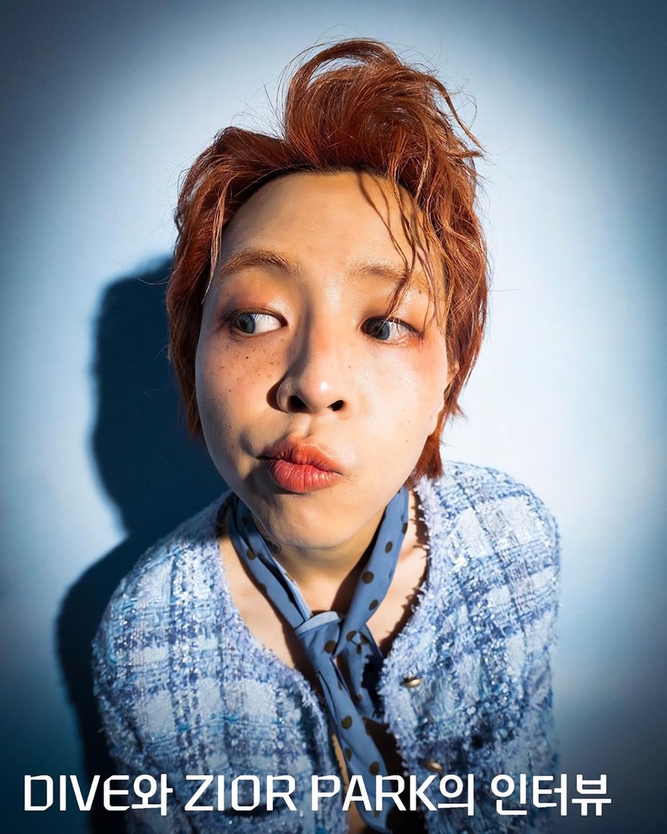 ⠀
새 앨범 타이틀곡 ‘CHRISTIAN’으로 화제의 중심에 서 있는
ZIOR PARK(@ziorpark)과의 인터뷰?

?[Part 1. 사스콰치를 찾아서]
Q. ＜WHERE DOES SASQUATCH LIVE? Pt 1.＞ 앨범명이 독특해요.
A. 사람들이 믿어 주지 않지만 어릴 적부터 봐 왔던 판타지컬한 존재인 사스콰치를 좇는 소년의 이야기를 풀어 가는 내용이에요. 사스콰치는 종교적 신념, 꿈, 그 외에 다양한 신념이 될 수 있죠.

?[Part 2. 낯선 경계선에서]
Q. 매번 콘셉추얼하고 상상력이 돋보이는 뮤직비디오도 이슈에요.
A. 시대에 맞는 수단을 잘 이용하고 있다고 생각해요. 요즘 국내 가요계에 캐릭터 강한 아티스트가 잘 나오지 않다 보니 더 주목을 받는 것도 같아요. 욕도 많이 먹지만요.(웃음)

?[Part 3. 이상한 나라의 타이밍]
Q. 한 인터뷰에서 “제 음악이 대중성 없는 음악이라고 생각하지 않아 제 타이밍이 오기만을 기다리고 있어요”라고 했어요. 그 타이밍이 지금 왔다고 생각해요?
A. 아직요. 이번 노래는 솔직히 기대를 하나도 안 했거든요. 누가 봐도 제 타이밍이라고 생각되는 시점이 반드시 올 거라고 생각해요.

낯설고 이상하지만 자꾸 끌리는 지올 팍의 세계로 지금 바로 DIVE!

?지금 DIVE 앱에서 '나의 판타지에 온 걸 환영해' 콘텐츠를 확인해 보세요.

✅DIVE 앱에서 매일 업데이트되는 컬처 콘텐츠를 만나보세요!

#현대카드DIVE #현대카드다이브
#현대카드 #HyundaiCard