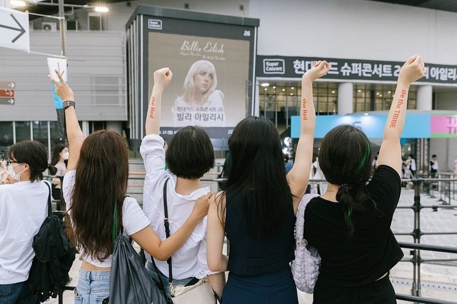 식을 줄 모르는 현장 열기!?

공연 직전까지 텐션 업 관객들로 가득한
이곳은 슈퍼콘서트 현장?

이 즐거움, 입장 마지막까지!

인증샷 맛집 히스토리월부터?
힙한 헤어피스와 타투 스티커 체험, TRIBE 부스
놓칠 수 없는 빌리 MD까지✨

현대카드 슈퍼콘서트 26 빌리 아일리시(Billie Eilish)

#현대카드슈퍼콘서트 #슈퍼콘서트
#빌리아일리시

#현대카드 #hyundaicard