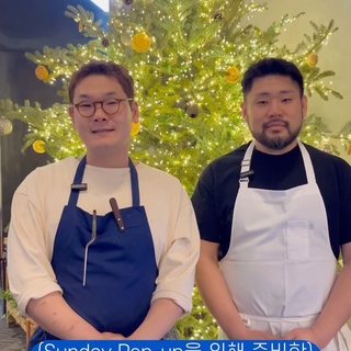 ⠀ 
연말 다이닝의 정석을 보여준
Sunday Pop-up #4 포노 부오노??‍?

예약도 어렵다는 ’포노 부오노‘의 시그니처 메뉴들을
한 번에 맛 볼 수 있었던 하루?

깜짝 히든 메뉴 알리오올리오부터
김태성 셰프와 이하성 셰프가 함께 해 더 특별했던 Pop-up,
내년에도 많이 기대해 주세요??
⠀⠀
<현대카드 Cooking Library Sunday Pop-up #4 포노 부오노>
· 일시: 2024. 12. 15(일)
1부 - 오후 1시
2부 - 오후 4시
· 장소: 현대카드 쿠킹 라이브러리 1F
· 참여: 김태성 셰프&이하성 셰프

#CookingLibrary #현대카드쿠킹라이브러리
#팝업 #팝업다이닝 #김태성 #이하성

#현대카드DIVE #현대카드다이브
#현대카드 #HyundaiCard