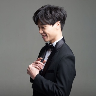 72년 역사의 음악 콩쿠르 '프라하의 봄'의 한국인 최초 우승자
피아니스트 박진형을 언더스테이지 무대에서!?

신고전주의 대변가 풀랑크의 <나폴리 모음곡, FP.40>부터
전설적인 작곡가 브람스의 <네 개의 피아노 소품, Op.119>,
슈만의 그리움과 사랑이 담긴 곡 <환상소곡집, Op. 12>까지!

특유의 유려하고 아름다운 연주로 채워질
박진형의 특별한 무대를 놓치지 마세요!✨

<손민수 Curated 04 박진형>
• 일시: 2023. 03. 16(목) 오후 8시
• 장소: 현대카드 언더스테이지
• 티켓 가격: 33,000원 (현대카드 결제 시 20% 할인)
• 판매 일시: 2023. 02. 23(목) 오후 6시
• 예매처: 인터파크
• 관람 시 유의사항
✔ 본 공연은 80분 간 진행되며 공연 시작 후 별도의 인터미션이 없습니다.
✔ 예매 확인을 위해 입장 시 신분증 지참 필수입니다.
✔ 본 공연의 프로그램 상세 정보는 현대카드 DIVE 앱 ‘손민수 Curated 04 박진형‘를 통해 확인할 수 있습니다.

?자세한 내용은 프로필의 링크를 통해 ‘손민수 Curated 04 박진형‘ 콘텐츠를 확인해보세요!

#현대카드언더스테이지 #UNDERSTAGE
#박진형

#현대카드DIVE #현대카드다이브
#현대카드 #Hyundaicard

유의사항
- 본 공연은 Gift 카드를 제외한 모든 현대카드로 결제 가능하며, 현대카드 결제 시 20% 할인 혜택이 제공됩니다.
(티켓 판매 기간: 2023.02.22 ~ 2023.03.16)
> 상환 능력에 비해 신용카드 이용금액이 과도할 경우, 귀하의 개인신용평점이 하락할 수 있습니다.
> 개인신용평점 하락 시 금융거래와 관련된 불이익이 발생할 수 있습니다.
> 일정 기간 원리금을 연체할 경우, 모든 원리금을 변제할 의무가 발생할 수 있습니다.
- 신용카드 발급이 부적정한 경우(연체금 보유, 개인신용평점 낮음 등)카드 발급이 제한될 수 있습니다.
- 카드 이용대금과 이에 수반되는 모든 수수료를 지정된 대금 결제일에 상환합니다.
- 금융소비자는 금융소비자보호법 제19조 제1항에 따라 해당 상품 또는 서비스에 대하여 설명을 받을 권리가 있습니다.
- 자세한 내용 및 이용 조건은 카드 신청 전 현대카드 홈페이지 및 상품설명서, 약관 참고
준법감시심의필번호 채득중 (2023.02.21~2024.02.20)