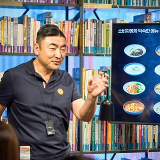 ⠀ 
지구에 무해한 움직임을 위한 푸드 테마
‘You are What you Eat’ 캠페인의 두 번째 프로그램
식물성 대안식 토크 세미나✌
⠀
식물성 대안식의 가치를 알리고자 쿠킹 라이브러리를 직접 찾은
신세계푸드의 송현석 대표와 함께?
⠀
친밀한 분위기 속에서 진행된 질의응답 시간과
식물성 대안식 브랜드 유아왓유잇의 대안식 메뉴 시식까지

열정 가득한 참가자들과 함께 즐거웠던
대안식 토크 세미나 현장을 만나 보세요?
⠀
? 자세한 내용이 궁금하다면 DIVE 앱 ‘우리는 무엇을 어떻게 먹고 살 것인가‘ 콘텐츠를 확인해 보세요.
⠀
#CookingLibrary #현대카드쿠킹라이브러리
#신세계푸드 #유아왓유잇 #식물성대안식 #푸드테마
⠀
#현대카드DIVE #현대카드다이브
#현대카드 #HyundaiCard