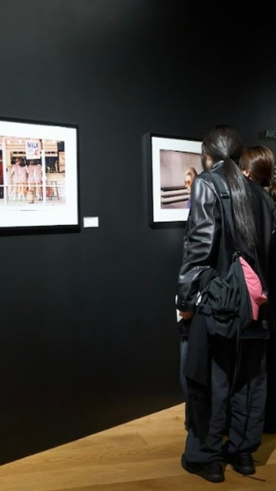 ⠀
미국 컨템포러리 사진을 대표하는 포토그래퍼 그룹전
<Urban Chronicles: American Color Photography> 

도심 속 거리의 풍경들을 담아낸
7인의 작가들의 시선을 따라 사진 감상 하기?
⠀
예매부터 입장까지 편리한 NFT 티켓과
NFT 티켓 구매자에게만 제공되는 제한 없는 전시 관람,
작가 친필 서명 포스터 당첨의 기회까지!
⠀
지금 바로 KONKRIT 앱에서 확인해보세요!
⠀
※ 제한 없는 전시 관람 및 포스터 증정 혜택은 KONKRIT에서 제공하는 서비스로 이후 변경될 수 있으니 자세한 사항은 KONKRIT앱을 통해 확인하시기 바랍니다.
⠀
? <Urban Chronicles: American Color Photography> 전시 안내
· 기간: 2024. 3. 29(금) – 2024. 7. 28(일)
· 장소: 현대카드 스토리지
· 관람 시간: 화~토요일 낮 12시 ~ 오후 9시, 일요일·공휴일 낮 12시 ~ 오후 6시
· 티켓 구매: KONKRIT 앱, DIVE 앱, 멜론 티켓
⠀
? 지금 KONKRIT 앱을 통해 <Urban Chronicles: American Color Photography> NFT 티켓을 만나보세요.
⠀
#UrbanChronicles #AmericanColorPhotography #ContemporaryPhotography
#현대카드스토리지 #현대카드Storage #미국컬러사진
⠀
#현대카드DIVE #현대카드다이브
#HyundaiCard #현대카드

[유의사항]
- 주차 및 발레파킹 서비스가 제공되지 않으니 인근 공영 주차장을 이용하시기 바랍니다.
> 상환 능력에 비해 신용카드 이용금액이 과도할 경우, 귀하의 개인신용평점이 하락할 수 있습니다.
> 개인신용평점 하락 시 금융거래와 관련된 불이익이 발생할 수 있습니다.
> 일정 기간 원리금을 연체할 경우, 모든 원리금을 변제할 의무가 발생할 수 있습니다.
- 신용카드 발급이 부적정한 경우(연체금 보유, 개인신용평점 낮음 등)카드 발급이 제한될 수 있습니다
- 카드 이용대금과 이에 수반되는 모든 수수료를 지정된 대금 결제일에 상환합니다.
- 금융소비자는 금융소비자보호법 제19조 제1항에 따라 해당 상품 또는 서비스에 대하여 설명을 받을 권리가 있습니다.
- 자세한 내용 및 이용 조건은 카드 신청 전 현대카드 홈페이지 및 상품설명서, 약관 참고 
- 준법감시심의필 제 240520-007호 (24.05.20 ~ 25.05.19)