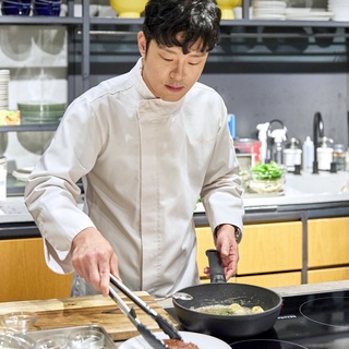 ⠀
독일 프리미엄 쿡웨어 브랜드 Fissler(@fissler_korea)와
이재훈 셰프(@romantic_owner_chef)가 함께한 쿠킹 클래스??‍?

추운 날씨에도 따뜻한 온기가 가득 했던 쿠킹 라이브러리에서
파프리카 타르타르소스를 곁들인 알감자구이와 스테이크,
오렌지 단호박소스를 올린 광어 스테이크를 직접 만들어 본 시간?

연말 파티를 근사하게 즐기고 싶다면 테이블 위를
풍성하게 만들어 줄 쿠킹 클래스 현장으로! 

? 프로필 링크를 통해 ’근사한 홈 파티의 완성‘ 콘텐츠를 확인해 보세요.

✅ DIVE 앱만 있으면 현대카드 라이브러리 주중 입장 가능!

#CookingLibrary #현대카드쿠킹라이브러리
#쿠킹클래스 #이재훈셰프 #연말

#현대카드DIVE #현대카드다이브
#HyundaiCard #현대카드