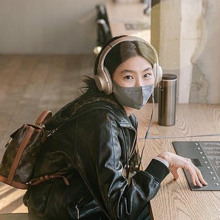 오징어게임 새벽이 실물 등판 ?

글로벌 배우 정호연이 촬영차 깜짝 방문한 이 곳은
현대카드 뮤직 라이브러리와 바이닐앤플라스틱! ?

새벽이랑 동일인물 맞아??
정호연의 깨발랄한 일상이 펼쳐진
이태원 현대카드 공간에 직접 방문해보세요!

<현대카드 뮤직 라이브러리>
• 주소 : 서울시 용산구 이태원로 246
• 운영 시간 : 화~토 12~21시 / 일, 공휴일 12~18시

<VINYL & PLASTIC by HyundaiCard>
• 주소 : 서울시 용산구 이태원로 248
• 운영 시간 : 화~토 12~21시 / 일, 공휴일 12~18시

#정호연 #HoYeonjung #오징어게임 #SquidGame

#현대카드DIVE #현대카드다이브
#현대카드뮤직라이브러리 #바이닐앤플라스틱