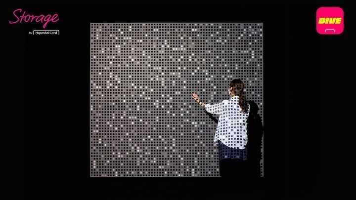 당신에게 스며든 뉴욕 MoMA 미디어 작품은??

현대카드 스토리지 전시 관람하고
뉴욕 MoMA 굿즈까지 소장할 수 있는 기회!

뉴욕 MoMA 미디어 아트 소장품 가운데 
최근 아트씬에서 가장 주목받는 작가 5인의 작품을 관람하고
작품 세계에 스며드는 경험을 놓치지 마세요. ✨

?전시 관람 인증 #EVENT 안내

?기간 : 전시 기간 종료까지
?방법 : 전시 관람 인증샷을 아래 필수 해시태그와 함께 업로드하고 리셉션에 인증 확인
 #현대카드스토리지 #PervasiveLight #스며드는빛
?선물 : 블라인드 쿠폰
 (당첨자에 한해 MoMA 보틀, 머그컵, 노트, 지우개 중 랜덤 증정)

* 쿠폰과 선물은 전시 관람 당일 인증 시 현장 수령 가능합니다. 
* 공개 계정에 한해 이벤트 참여가 가능합니다.

<Pervasive Light: Works from 
MoMA's Media and Performance Collection
(스며드는 빛: 뉴욕 MoMA 미디어 & 퍼포먼스 컬렉션)>
• 기간 : 2022. 06. 10(금) ~ 2022. 09. 25(일)
• 장소 : 현대카드 스토리지
• 관람료 : 일반 5,000원, 중고등 4,000원
• 예약 : DIVE 앱 및 멜론 티켓사이트 

* 전시는 원활한 관람 환경을 위해 사전 예약제로 운영합니다.
* 만 12세 이상 관람 가능합니다.

Trevor Paglen. Behold These Glorious Times! 2017. High-definition video(color, sound). 10:02 min. Music: Holly Herndon. © 2022 Trevor Paglen. Image courtesy the artist and Metro Pictures, New York. Installation view at Metro Pictures, New York, 2017 © 2022 Trevor Paglen. Image courtesy of the artist and Metro Pictures, New York

#PervasiveLight #스며드는빛
#MoMAinSeoul #현대카드퍼포먼스시리즈
#현대카드스토리지 #현대카드Storage

#현대카드DIVE #현대카드다이브
#현대카드 #HyundaiCard
