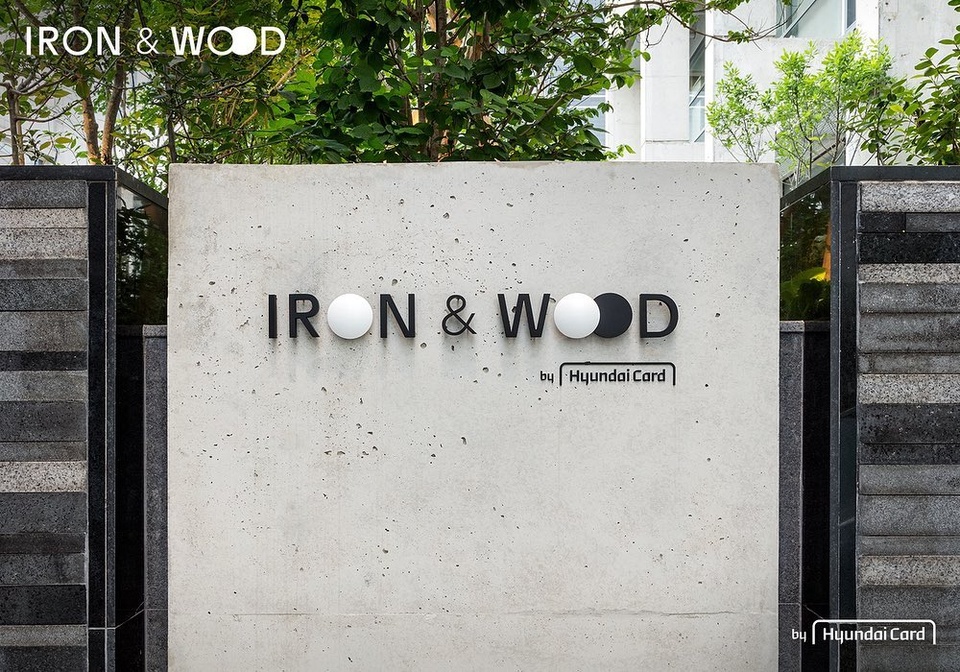 ⠀
당신의 골프 퍼포먼스
마침내 IRON & WOOD에서 완성되다
　
세계 랭킹 1위 고진영 프로의 코치, 이시우 Pro 팀에 이어
3층 레슨 스튜디오 신규 코치, 허석호 Pro 팀 합류!
　
3월 3일 확장 오픈으로 더욱 강력해진
국내 최정상급 레슨 프로팀에 더해
첨단 데이터 분석 장비, 실내 최초 인도어 벙커, 클럽 커스터마이징까지
퍼포먼스 향상을 위한 골프 트레이닝 서비스 제공
⠀
이런게 바로
현대카드 프리미엄 회원의 특권
　
현대카드 Premium Members Only
IRON & WOOD by Hyundai Card
⠀
[ IRON & WOOD ]
• 주소 : 강남구 도산대로45길 18-10 아이언앤우드
• 운영시간 : 월-금 12:00-21:00, 토 12:00-18:00
(매주 일요일, 공휴일 휴관)
• 층별안내
- 1F : Lesson Studio A∙B∙C, Indoor Bunker
- 2F : Putting, Fitting Lab
- 3F : Lesson Studio D∙E∙F
• 레슨 안내
- 1F 이시우 Pro 팀 : 이시우 Pro 32만원(the Black Only), 정지철 Pro 27만원(the Black, the Purple Only), 최건우 Pro 24만원, 정경록 Pro 13만원 (1회/50분)
- 3F 허석호 Pro 팀 : 허석호 Pro 32만원(the Black Only), 홍진주 Pro 28만원(the Black, the Purple Only), 이안나 Pro 22만원, 박병주 Pro 17만원 (1회/50분)
• 프로그램 안내
- Fitting : 5만원 (1회/50분)
- PuttView/Indoor Bunker : 레슨/피팅 예약자에 한해 무료 이용
• 대상카드 : the Black, the Purple, the Red, the Green, the Pink, MX Black, 대한항공카드 the First, GENESIS CARD, American Express® Cards by Hyundai Card(개인카드 및 기명 법인카드 포함)
• 예약 : 현대카드 DIVE앱을 통한 레슨 및 피팅 사전 예약 필수
⠀
* 현대카드 프리미엄 회원 전용
⠀
#아이언앤우드 #IRONandWOOD
#골프 #골프레슨 #프로레슨 #퍼팅 #클럽피팅 #벙커
#현대카드프리미엄 #프리미엄카드
#현대카드 #HyundaiCard
⠀
[유의사항]
> 상환 능력에 비해 신용카드 이용금액이 과도할 경우, 귀하의 개인신용평점이 하락할 수 있습니다.
> 개인신용평점 하락 시 금융거래와 관련된 불이익이 발생할 수 있습니다.
> 일정 기간 원리금을 연체할 경우, 모든 원리금을 변제할 의무가 발생할 수 있습니다.
> 신용카드 발급이 부적정한 경우 (연체금 보유, 개인신용평점 낮음 등) 카드 발급이 제한될 수 있습니다.
> 카드 이용대금과 이에 수반되는 모든 수수료를 지정된 대금 결제일에 상환합니다.
> 금융소비자보호법 제19조 제1항에 따라 해당 상품 또는 서비스에 대하여 설명을 받을 권리가 있습니다.
> 자세한 내용 및 이용 조건은 카드 신청 전 현대카드 홈페이지 및 상품설명서, 약관 참고
> 준법감시심의필 220302-014호 (2022.03.02~2023.03.01)