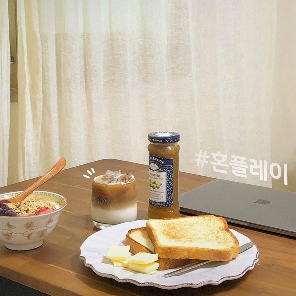 집에 머무르는 시간이 더~ 길어진 요즘?
DIVE와 함께 #혼플레이 하고 100% 당첨 경품 받아요?
-
독서, 홈쿡, 여행 계획 등 이 시간을 알차게 보내는 방법, #혼플레이 
미션을 완료하면 밀리의 서재 1개월 구독권 지급! 
추첨을 통한 다양한 경품까지!?
-
? <#혼플레이 시즌 2> #EVENT 안내
? 방법 : DIVE 앱에서 나만의 혼플레이를 위한 4가지 미션을
모두 수행하면 참여 완료
※ 자세히 보기 : DIVE 앱 > ‘혼플레이 시즌2’ 검색
? 기간 : 2020. 08. 21(금) ~ 09. 13(일)
? 발표 : 2020. 09. 17(목)
? 경품 : 
- 홈셀러 (2명)
- 구글 홈 미니 (5명)
- 하이브로우 폴딩박스 (5명)
- 밀리의 서재 1개월 무료 구독권 (전원)
? 유의사항
- 이벤트 기간 및 경품은 당사 사정에 따라 변경될 수 있습니다.
- 응모작은 현대카드 마케팅에 활용될 수 있습니다.
-
혼플레이 이벤트 참여와 자세한 내용은 DIVE 앱 '혼플레이 시즌2’에서 확인해 보세요!
-
?프로필의 링크를 통해 DIVE 앱을 다운 받을 수 있습니다.
-
#혼플레이
-
#현대카드DIVE #현대카드다이브
#현대카드 #HyundaiCard