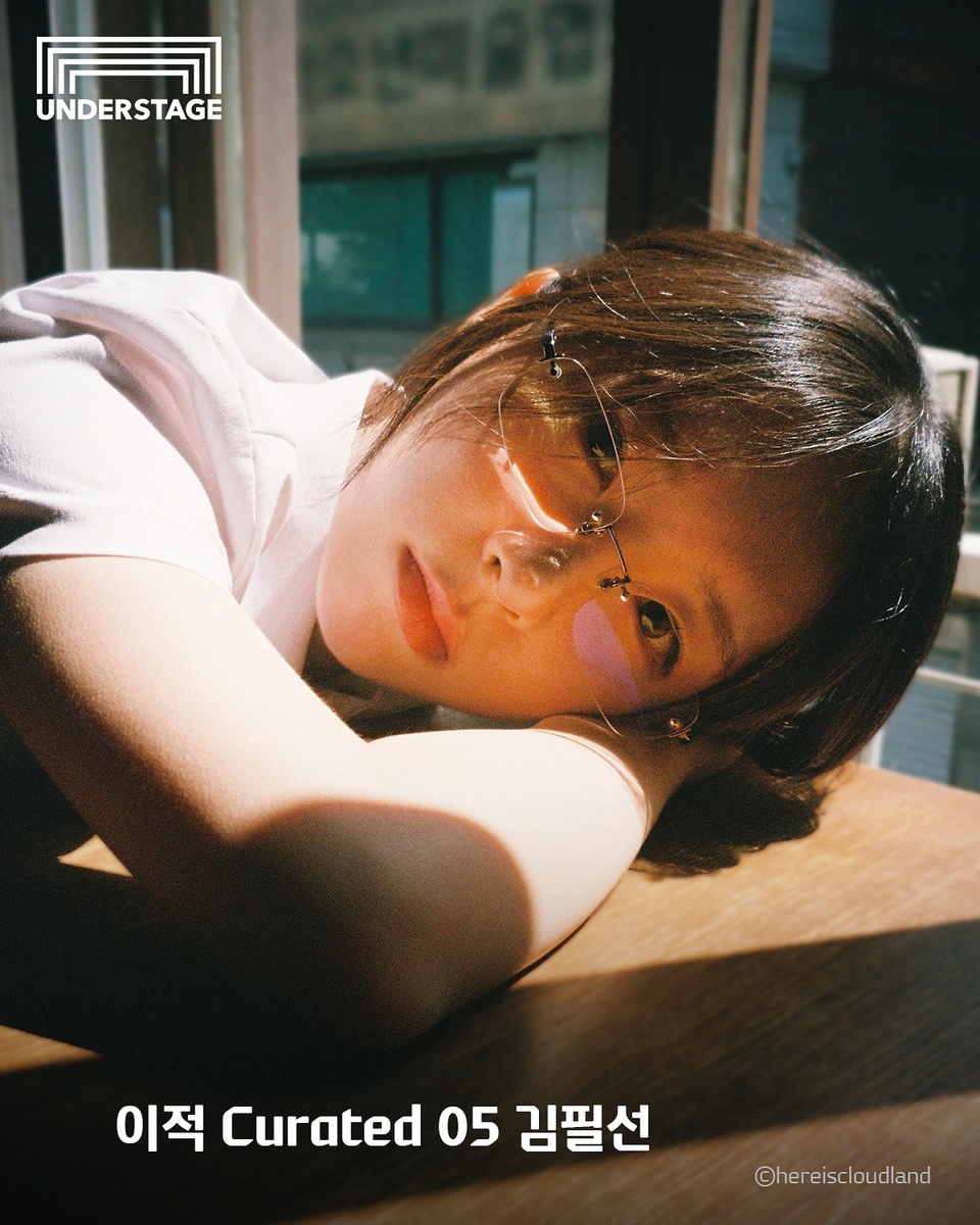 ⠀
이적 Curated 05의 주인공은
’마마‘, ’봄날‘ 등으로 폴킴, 적재에게 언급되며

독보적인 작사 실력과 깊이 있는 음색이 돋보이는
싱어송라이터 김필선(@feeelsun)?

2018년 첫 싱글 ’에어컨‘으로 활동을 시작하여
지금까지 20여 곡의 EP와 싱글을 발매,

시적인 가사로 대중은 물론 동료 아티스트들까지
많은 리스너에게 감동을 주며

두터운 마니아층을 만들어가는 김필선의
특별한 이야기를 언더스테이지에서 만나보자?

<이적 Curated 05 김필선>
· 일시: 2024. 06. 15(토) 오후 7시 / 06. 16(일) 오후 6시
· 장소: 현대카드 언더스테이지
· 티켓 가격: 77,000원 (현대카드 결제 시 20% 할인, 할인가 61,600원)
· 티켓 오픈: 2024. 05. 24(금) 오후 6시
· 예매처: 멜론 티켓
 
? 프로필의 링크를 통해 ’이적 Curated 05 김필선‘ 콘텐츠를 확인해보세요.
 
#현대카드언더스테이지 #UNDERSTAGE
#김필선 #싱어송라이터
 
#현대카드DIVE #현대카드다이브
#현대카드 #Hyundaicard
 
[유의사항]
- 본 공연은 Gift 카드를 제외한 모든 현대카드로 결제 가능하며, 현대카드 결제 시 1인 4매에 한해 20% 할인 혜택에 제공됩니다. (티켓 판매 기간: 2024. 05. 27 ~ 2024. 06. 15)
> 상환 능력에 비해 신용카드 이용금액이 과도할 경우, 귀하의 개인신용평점이 하락할 수 있습니다.
> 개인신용평점 하락 시 금융거래와 관련된 불이익이 발생할 수 있습니다.
> 일정 기간 원리금을 연체할 경우, 모든 원리금을 변제할 의무가 발생할 수 있습니다.
- 신용카드 발급이 부적정한 경우(연체금 보유, 개인신용평점 낮음 등)카드 발급이 제한될 수 있습니다
- 카드 이용대금과 이에 수반되는 모든 수수료를 지정된 대금 결제일에 상환합니다.
- 금융소비자는 금융소비자보호법 제19조 제1항에 따라 해당 상품 또는 서비스에 대하여 설명을 받을 권리가 있습니다.
- 자세한 내용 및 이용 조건은 카드 신청 전 현대카드 홈페이지 및 상품설명서, 약관 참고
- 준법감시심의필 240527-016호 (2024.05.27~2025.05.26)