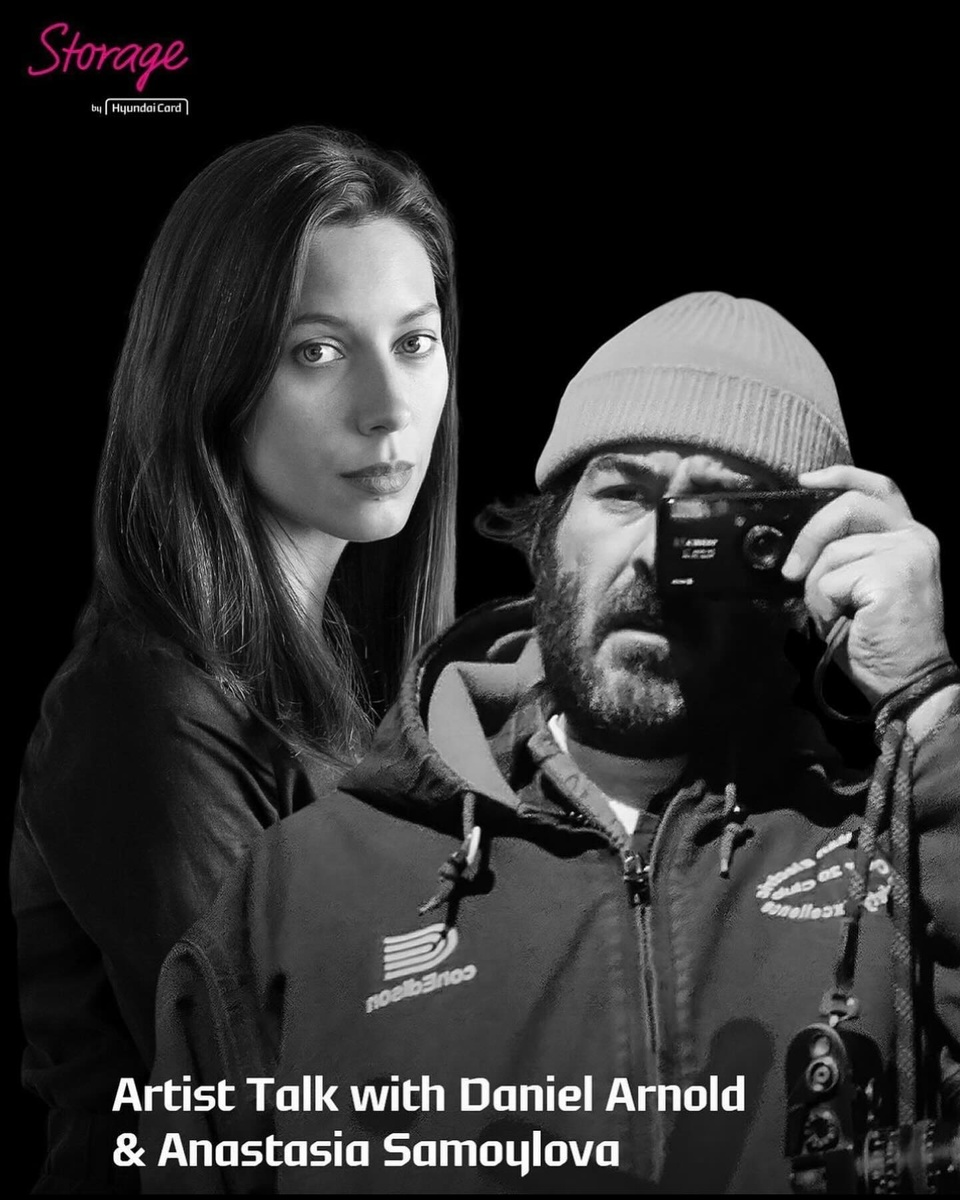 ⠀
Artist Talk with Daniel Arnold & Anastasia Samoylova ?
⠀
3월 29일부터 진행될 현대카드 스토리지 전시
＜Urban Chronicles: American Color Photography>
참여 작가 2인을 만나볼 수 기회!?
⠀
뉴욕의 일상을 여과 없이 렌즈에 담아내는
사진 작가 Daniel Arnold (@arnold_daniel)

화려한 이미지 뒤에 숨겨진 도시와 인물 사이의 관계를 보여주는
사진 작가 Anastasia Samoylova (@anasamoylova)
⠀
거리에서 포착한 이미지로 예술적 목소리를 대변하는 여정과
작가만의 특별한 인사이트를 들을 수 있는 아티스트 토크를
현대카드 스토리지에서 만나 보세요!
⠀
<Artist Talk with Daniel Arnold & Anastasia Samoylova>
∙ 일시: 2024. 03. 30(토) 오후 1시
∙ 장소: 현대카드 스토리지
∙ 예약 기간: 2024. 03. 21(목) ~ 29일(금)
∙ 예약: 현대카드 DIVE 앱 ‘Artist Talk on Urban Chronicles’ 콘텐츠 내 ‘예약하기’ 버튼 (DIVE 앱 전용)
∙ 가격: 10,000원

[관람 시 안내사항]
- 스토리지 전시 연계 행사로 3/30(토) 당일 오후 3시 ~ 오후 9시 전시 관람이 가능합니다.
- 행사 진행 시 사진 촬영이 진행될 예정이며, 촬영 본은 SNS 콘텐츠 제작에 활용될 수 있습니다.

? 지금 DIVE 앱에서 ‘Artist Talk on Urban Chronicles‘ 콘텐츠를 확인해 보세요.
⠀
#UrbanChonicles #미국컬러사진 #도시연대기 #사진전 #전시
#현대카드스토리지 #현대카드Storage
⠀
#현대카드DIVE #현대카드다이브
#현대카드 #HyundaiCard

[유의사항]
- 본 행사의 경우 현대카드 결제 시 20% 즉시 할인 적용 및 M포인트 사용이 불가합니다.
- 주차 및 발레파킹 서비스가 제공되지 않으니 인근 공영 주차장을 이용하시기 바랍니다.
> 상환 능력에 비해 신용카드 이용금액이 과도할 경우, 귀하의 개인 신용 평점이 하락할 수 있습니다.
> 개인 신용 평점 하락 시 금융 거래와 관련된 불이익이 발생할 수 있습니다.
> 일정 기간 원리금을 연체할 경우, 모든 원리금을 변제할 의무가 발생할 수 있습니다.
- 신용카드 발급이 부적정한 경우(연체금 보유, 개인신용평점 낮음 등)카드 발급이 제한될 수 있습니다.
- 카드 이용 대금과 이에 수반되는 모든 수수료를 지정된 대금 결제일에 상환합니다.
- 금융 소비자는 금융소비자보호법 제19조 제1항에 따라 해당 상품 또는 서비스에 대하여 설명을 받을 권리가 있습니다.
- 자세한 내용 및 이용 조건은 카드 신청 전 현대카드 홈페이지 및 상품 설명서, 약관 참고
- 준법감시심의필 제240315-026호(2024.03.15~2025.03.14)