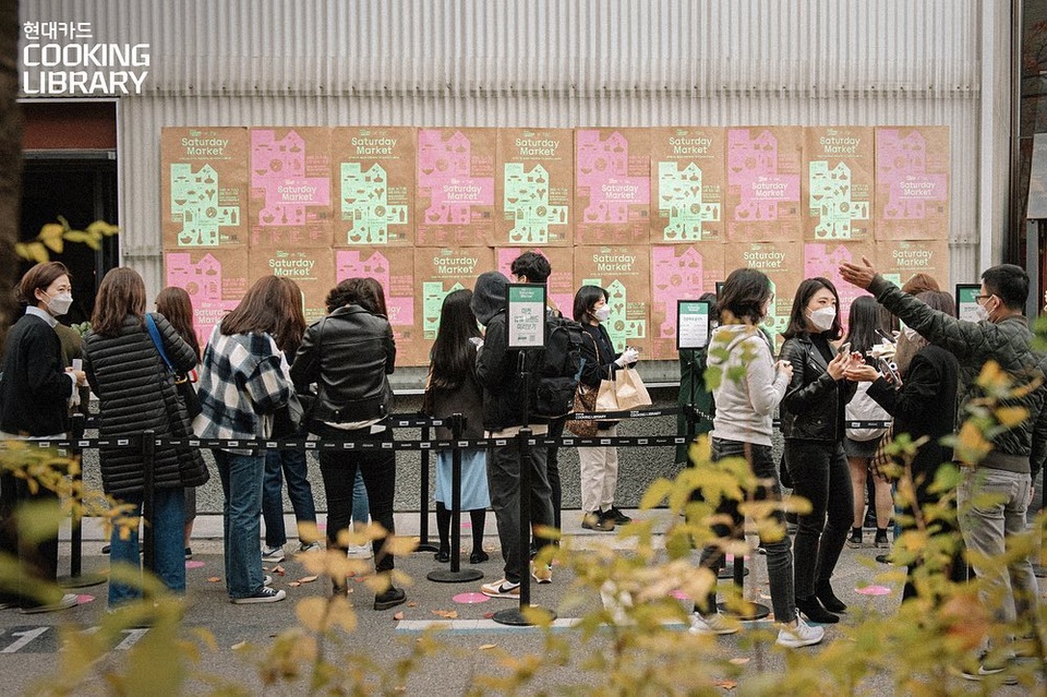 오늘, 장 보러 가지 않을래??
감각을 파는 도서관
Saturday Market 
-
핫한 쿠킹 브랜드는 다 여기 모였네?
어서와요! 취향이 모이는 곳 Saturday Market

?? 마감 3시간 전- 서두르세요
-
?프로필의 링크를 통해 앱을 다운 받을 수 있습니다.
-
쿠킹 라이브러리 X TWL
<Saturday Market>
• 일시 : 2020. 11. 07(토) 오후 12시~5시
• 장소 : 현대카드 쿠킹 라이브러리
• 마켓 참여 브랜드
- Kitchen & Tableware : 오유글라스워크•워크샵와이•지승민의 공기•카탈로그•툴프레스•티더블유엘•텍스처 숍
- Food : 바다숲•샤인머스캣 말랭이•에디션덴마크•이성당과자점•트리투바
- Deli : 동백역하얀집•드소영•코타티•큐물러스 샌드위치 가게•홈그라운드
-
*행사 당일 주차 및 발렛 불가합니다.
-
#현대카드쿠킹라이브러리
#CookingLibrary
#SaturdayMarket #새터데이마켓
#TWL
-
#현대카드DIVE #현대카드다이브
#현대카드 #HyundaiCard