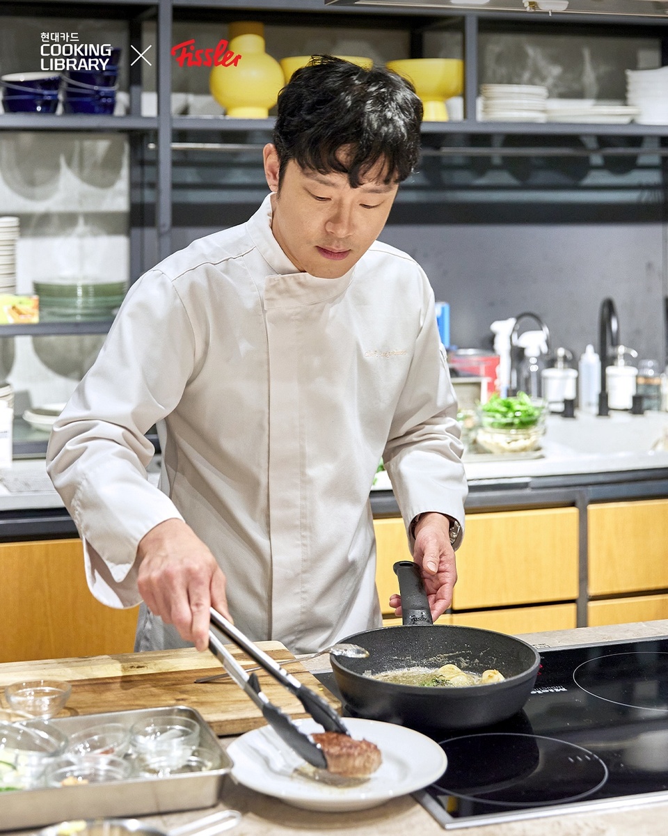 ⠀
독일 프리미엄 쿡웨어 브랜드 Fissler(@fissler_korea)와
이재훈 셰프(@romantic_owner_chef)가 함께한 쿠킹 클래스??‍?

추운 날씨에도 따뜻한 온기가 가득 했던 쿠킹 라이브러리에서
파프리카 타르타르소스를 곁들인 알감자구이와 스테이크,
오렌지 단호박소스를 올린 광어 스테이크를 직접 만들어 본 시간?

연말 파티를 근사하게 즐기고 싶다면 테이블 위를
풍성하게 만들어 줄 쿠킹 클래스 현장으로! 

? 프로필 링크를 통해 ’근사한 홈 파티의 완성‘ 콘텐츠를 확인해 보세요.

✅ DIVE 앱만 있으면 현대카드 라이브러리 주중 입장 가능!

#CookingLibrary #현대카드쿠킹라이브러리
#쿠킹클래스 #이재훈셰프 #연말

#현대카드DIVE #현대카드다이브
#HyundaiCard #현대카드