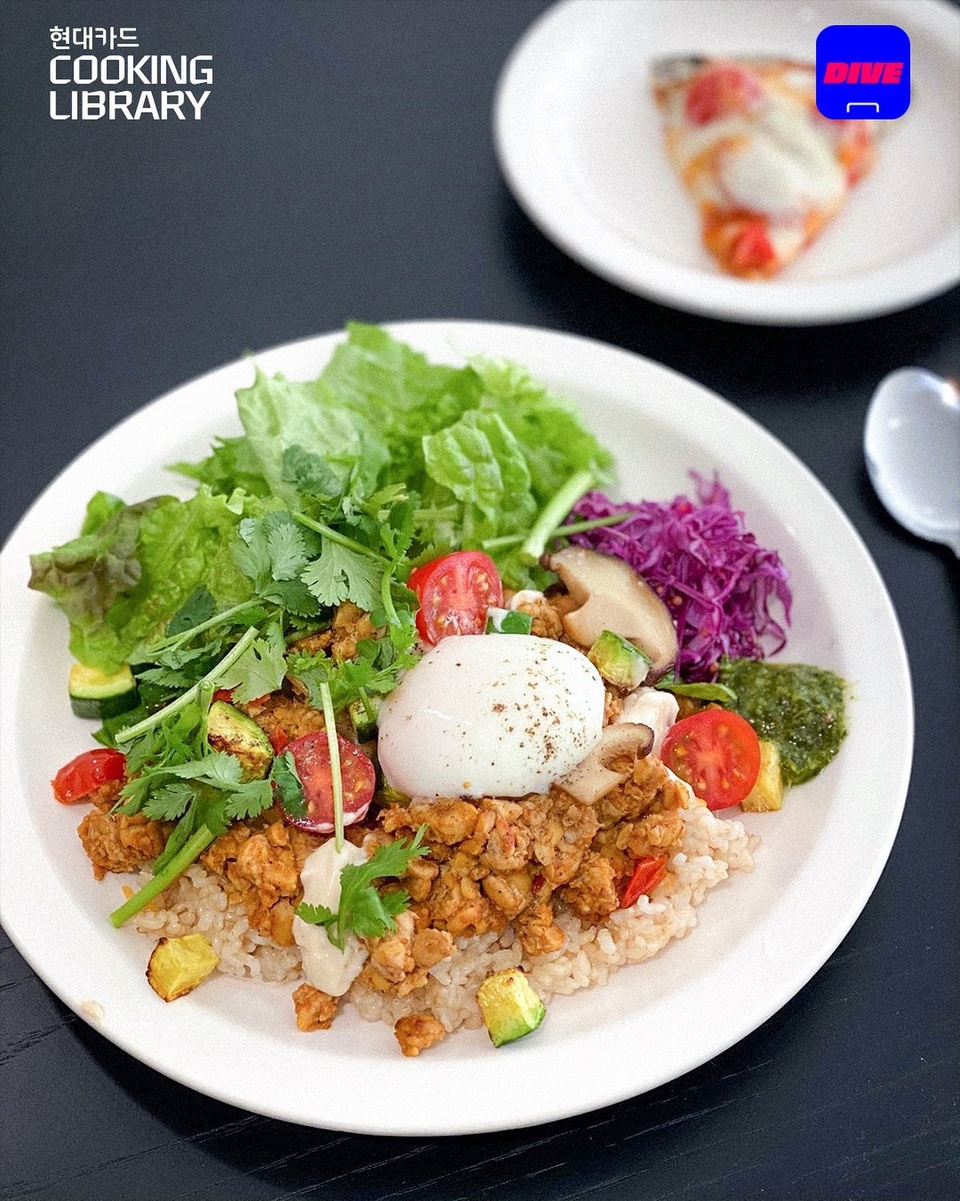요즘 핫한 인도네시아 발효 식품 템페가 찾아왔다!
국내 유일 템페 전문 파아프 템페(@paap_tempeh)와 요리연구가 요나(@yonayonakoh)가 함께 하는 템페 쿠킹 클래스!?

소금물로 마리네이드한 템페 코코넛오일 구이부터
템페로 새롭게 경험하는 타코 필링과 탕수까지!?

비건&키토제닉 식단의 필수 식재료 템페를
쿠킹 클래스에서 만나보세요!

<현대카드 쿠킹 라이브러리 파아프 템페 쿠킹 클래스>
• 일시 : 2021. 06. 16(수) 오후 7시
• 장소 : 현대카드 쿠킹 라이브러리 3층 키친
• 진행 : 요리연구가 요나
• 메뉴 :
시연 - 소금물 마리네이드 템페 코코넛오일 구이, 템페 탕수
실습 - 템페 간장 절임, 템페 타코 필링
• 정원 : 8명 (선착순)
• 비용 : 8만 원 (1인)

?자세한 내용과 예약은 DIVE 앱 '너 템페 좋아해?' 콘텐츠를 확인해 보세요.

✅DIVE 앱만 있으면 현대카드 라이브러리 주중 입장 가능!

#현대카드쿠킹라이브러리 #CookingLibrary
#쿠킹클래스 #CookingClass
#파아프템페 #템페 #PaApTEMPEH #tempeh

#현대카드DIVE #현대카드다이브
#HyundaiCard #현대카드