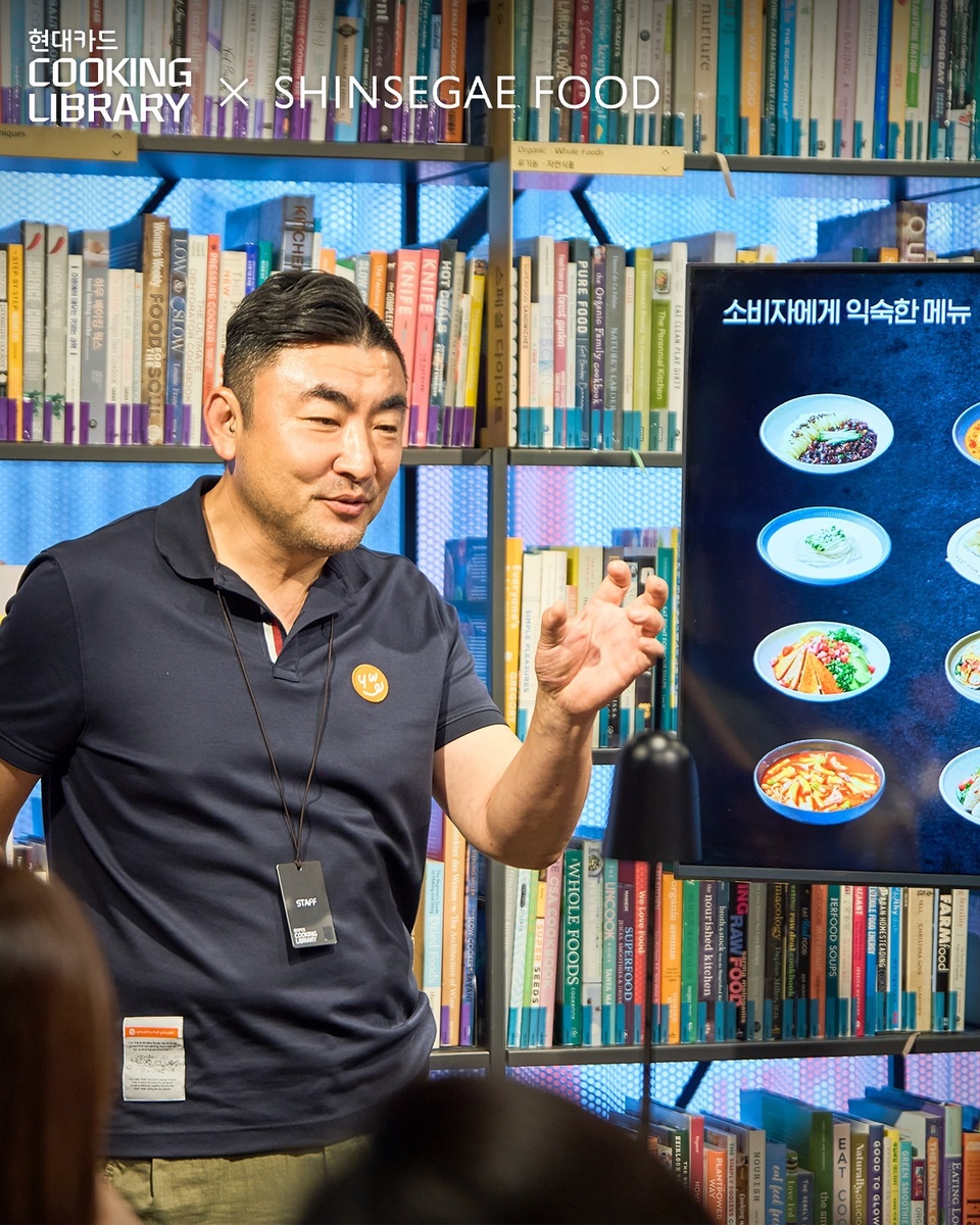 ⠀ 
지구에 무해한 움직임을 위한 푸드 테마
‘You are What you Eat’ 캠페인의 두 번째 프로그램
식물성 대안식 토크 세미나✌
⠀
식물성 대안식의 가치를 알리고자 쿠킹 라이브러리를 직접 찾은
신세계푸드의 송현석 대표와 함께?
⠀
친밀한 분위기 속에서 진행된 질의응답 시간과
식물성 대안식 브랜드 유아왓유잇의 대안식 메뉴 시식까지

열정 가득한 참가자들과 함께 즐거웠던
대안식 토크 세미나 현장을 만나 보세요?
⠀
? 자세한 내용이 궁금하다면 DIVE 앱 ‘우리는 무엇을 어떻게 먹고 살 것인가‘ 콘텐츠를 확인해 보세요.
⠀
#CookingLibrary #현대카드쿠킹라이브러리
#신세계푸드 #유아왓유잇 #식물성대안식 #푸드테마
⠀
#현대카드DIVE #현대카드다이브
#현대카드 #HyundaiCard