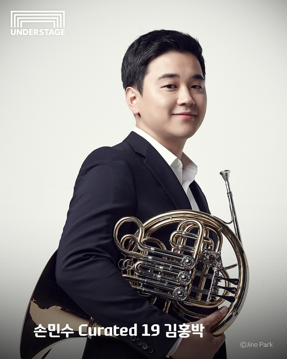 ⠀
손민수 Curated 19번째 주인공은
오슬로 필하모닉 오케스트라에서 호른 수석으로 활동하며
한국 클래식의 위상을 높인 호르니스트 김홍박(@hpkim_horn)?
⠀
부드럽게 감싸는 음색부터 폭발적인 에너지까지
다채로운 음색과 성숙한 표현력으로
호른만의 매력을 선사하는 김홍박의 연주에
⠀
피아니스트 박종해(@jonghai_park)도 함께해
더욱 풍성해진 무대를 언더스테이지에서 만나보세요?
⠀
<손민수 Curated 19 김홍박>
· 일시: 2024. 07. 26(금) 오후 8시
· 장소: 현대카드 언더스테이지
· 출연: 호르니스트 김홍박, 피아니스트 박종해, 음악 칼럼니스트 이지영
· 프로그램: 로베르트 슈만 - 환상 소곡집, Op. 73
⠀⠀⠀⠀⠀⠀⠀로베르트 슈만 - 아다지오와 알레그로, Op. 70
⠀⠀⠀⠀⠀⠀⠀로베르트 슈만 - 3개의 로망스, Op. 94
⠀⠀⠀⠀⠀⠀⠀프레데리크 쇼팽 - 화려한 폴로네이즈 C장조, Op. 3
· 티켓 가격: 33,000원 (현대카드 결제 시 20% 할인, 할인가: 26,400원)
· 티켓 오픈: 2024. 06. 19(수) 오후 2시
· 예매처: 인터파크 티켓
⠀
? 프로필 링크를 통해 '손민수 Curated 19 김홍박' 콘텐츠를 확인해보세요.
⠀
#현대카드언더스테이지 #UNDERSTAGE
#김홍박 #박종해 #손민수Curated
⠀
#현대카드DIVE #현대카드다이브
#현대카드 #Hyundaicard
⠀
[유의사항]
- 본 공연은 Gift 카드를 제외한 모든 현대카드로 결제 가능하며, 현대카드 결제 시 1인 2매에 한해 20% 할인 혜택이 제공됩니다. (티켓 판매 기간: 2024.06.19 ~ 2024.07.26)
> 상환 능력에 비해 신용카드 이용금액이 과도할 경우, 귀하의 개인신용평점이 하락할 수 있습니다.
> 개인신용평점 하락 시 금융거래와 관련된 불이익이 발생할 수 있습니다.
> 일정 기간 원리금을 연체할 경우, 모든 원리금을 변제할 의무가 발생할 수 있습니다.
- 신용카드 발급이 부적정한 경우(연체금 보유, 개인신용평점 낮음 등)카드 발급이 제한될 수 있습니다
- 카드 이용대금과 이에 수반되는 모든 수수료를 지정된 대금 결제일에 상환합니다.
- 금융소비자는 금융소비자보호법 제19조 제1항에 따라 해당 상품 또는 서비스에 대하여 설명을 받을 권리가 있습니다.
- 자세한 내용 및 이용 조건은 카드 신청 전 현대카드 홈페이지 및 상품설명서, 약관 참고
- 준법감시심의필 240618-020호 (2024.06.17~2025.06.16)