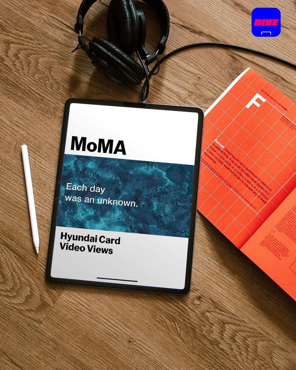 뉴욕 현대미술관(MoMA)에서
새롭게 소장한 영상 컬렉션이 궁금하다면??

현대카드 후원 MoMA 온라인 스크리닝
MoMA가 소장한 미디어 컬렉션 작품을 만나 볼 수 있는
뉴욕 MoMA <현대카드 비디오 뷰스> 시리즈 ✨

2022년의 첫 번째 아티스트, 토니 콕스(Tony Cokes)를 소개합니다.
건축과 공간의 개념을 텍스트와 영상으로 재구성하는 
미국 시각 예술가 토니 콕스 ?

MoMA에서 최근 새롭게 소장하여 선보이는
그의 작품 <The Will & The Way...>(2019)부터
영상에 함께 사용된 라디오헤드(Radiohead)의 사운드까지,
작품 속 비하인드 스토리를 지금 만나보세요.

? 프로필 링크를 통해 'MoMA의 신규 미디어 컬렉션' 콘텐츠를 확인해 보세요.

Tony Cokes. Still from The Will & The Way...Fragment 1. 2019. HD video, color, stereo, 13:39 min. The Museum of Modern Art, New York. Committee on Media and Performance Art Funds. © 2022 Tony Cokes

#MoMA #뉴욕현대미술관
#TonyCokes #토니콕스

#Hyundaicardvideoviews  #현대카드VideoViews
#현대카드DIVE #현대카드다이브 #현대카드 #HyundaiCard