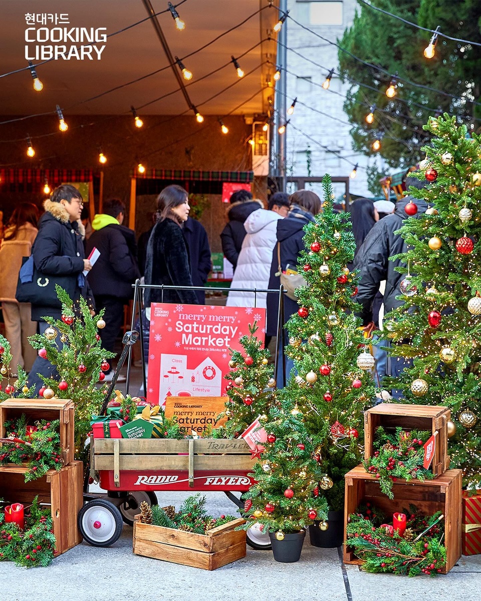 ⠀
크리스마스의 문을 가장 먼저 연 쿠킹 라이브러리
merry merry Saturday Market?

추워진 날씨를 따뜻하게 만들어 준 버스킹부터
붕어빵, 군밤, 군고구마 맛있는 겨울 간식까지?
많은 사람들의 발길이 끊이질 않았던 새터데이마켓!

도심 한가운데서 가장 먼저 만나본 
크리스마스 새터데이 마켓 현장의 열기가 궁금하다면 ???

?프로필 링크를 통해 ’미리 만난 메리 크리스마스‘ 콘텐츠를 확인해보세요!
✅DIVE 앱만 있으면 현대카드 라이브러리 주중 입장 가능!

#현대카드쿠킹라이브러리 #CookingLibrary #크리스마스마켓
#SaturdayMarket #새터데이마켓
#크리스마스 #메리메리새터데이마켓

#현대카드DIVE #현대카드다이브
#현대카드 #HyundaiCard