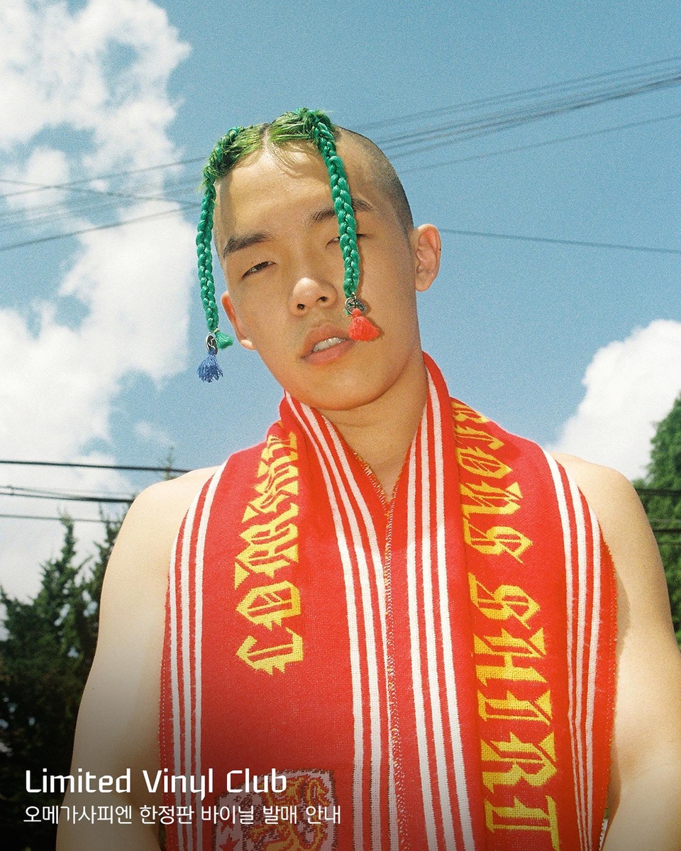 오메가사피엔 한정판 사인 바이닐?
[Limited Vinyl Club]
-
힙합 애호가들을 위한 강렬하고 짜릿한 앨범!?
-
바밍타이거의 프론트맨인 '오메가사피엔'(@omegasapien)
과거부터 현재까지, 그의 자화상과 같은 첫 번째 앨범 <Garlic> 바이닐로 발매!
-
온라인 래플 참여하러
Go! Go! Go! ??‍♀️
-
? 프로필의 링크를 통해 '오메가사피엔 한정판 바이닐' 콘텐츠를 확인해 보세요.
-
<Limited Vinyl Club - 오메가사피엔> 온라인 래플 안내
• 수량 : 사인반  100장
• 기간 : 2020. 10. 06(화) ~ 10. 18(일)
• 발표 : 2020. 10. 20(화)
-
• 구매 기간 : 2020. 10. 21(수) ~ 11. 15(일)
• 구매 장소 : VINYL & PLASTIC (서울 용산구 이태원로 248)
-
#리미티드바이닐클럽 #오메가사피엔
#omegasapien #balmingtiger 
#VinylAndPlastic #바이닐앤플라스틱
-
#현대카드DIVE #현대카드다이브
#현대카드 #HyundaiCard