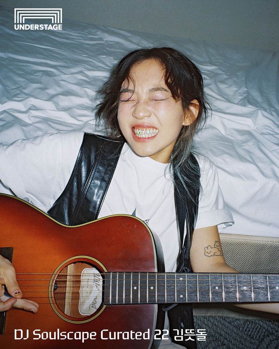 ⠀
인생은 김뜻돌(@meaningful_stone)처럼 용감하고 솔직하게?

DJ Soulscape Curated 22의 주인공은
하고 싶은게 너무 많은 능력자 싱어송라이터 김뜻돌

새로운 싱글 <다섯번째 봄>으로 경쾌한 봄의 시작을 알리는
김뜻돌의 두번째 단독 공연 <이름 없는 숲의 돌림노래>?
 
바이올린, 비올라, 첼로 등 어쿠스틱 구성으로 꾸려진
김뜻돌의 특별하고도 따뜻한 공연을 놓치지 마세요!?

<DJ Soulscape Curated 22 김뜻돌>
• 일시: 2023. 04. 22(토), 04. 23(일) 양일 오후 7시
• 장소: 현대카드 언더스테이지
• 티켓 가격: 77,000원 (현대카드 결제 시 20% 할인)
• 판매 일시: 2023. 04. 10(월) 오후 6시
• 예매처: 멜론 티켓

?지금 DIVE 앱에서 'DJ Soulscape Curated 22 김뜻돌' 콘텐츠를 확인해 보세요.

#현대카드언더스테이지 #UNDERSTAGE
#김뜻돌

#현대카드DIVE #현대카드다이브
#현대카드 #HyundaiCard

유의사항
- 본 공연은 Gift 카드를 제외한 모든 현대카드로 결제 가능하며, 현대카드 결제 시 20% 할인 혜택이 제공됩니다.
(티켓 판매 기간 : 2023.4.10 ~ 2023.4.21)
> 상환 능력에 비해 신용카드 이용금액이 과도할 경우, 귀하의 개인신용평점이 하락할 수 있습니다.
> 개인신용평점 하락 시 금융거래와 관련된 불이익이 발생할 수 있습니다.
> 일정 기간 원리금을 연체할 경우, 모든 원리금을 변제할 의무가 발생할 수 있습니다.
- 신용카드 발급이 부적정한 경우(연체금 보유, 개인신용평점 낮음 등)카드 발급이 제한될 수 있습니다
-카드 이용대금과 이에 수반되는 모든 수수료를 지정된 대금 결제일에 상환합니다.
-금융소비자는 금융소비자보호법 제19조 제1항에 따라 해당 상품 또는 서비스에 대하여 설명을 받을 권리가 있습니다.
- 자세한 내용 및 이용 조건은 카드 신청 전 현대카드 홈페이지 및 상품설명서, 약관 참고
준법감시심의필 제 230403-015호 (2023.04.03 ~ 2024.04.02)