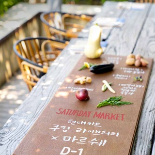 이번 주말 그냥 보내긴 아쉬워~?
그렇다면? 단 하루 열리는 Saturday Market으로!

마르쉐와 함께하는 농부님들의 신선한 제철 농산물,
현대카드 쿠킹 라이브러리가 엄선한 감각적인 라이프 스타일 브랜드,
현장에서만 먹을 수 있는 한정판 먹거리까지!?

풍성한 즐길 거리가 있는 쿠킹 라이브러리에서 만나요??

?프로필 링크를 통해 '봄 향기 가득한 장터' 콘텐츠를 확인해 보세요.

현대카드 쿠킹 라이브러리 X 농부시장 마르쉐
<Saturday Market>
• 일시 : 2022. 04. 30(토) 낮 12시 ~ 오후 5시
• 장소 : 현대카드 쿠킹 라이브러리
• 1F 마켓
- Vegetables / Lifestyle / Food&Deli 19팀
• 3~4F 프로그램
- 김희종 셰프 : 제철 채소 쿠킹 클래스
- 문래공방 : 벚꽃 다식 & 티타임 클래스
- 앤어플랜트 : 식물명상 가드닝 클래스

✋?주목! Saturday Market 방문 인증 이벤트 참여하고,
벚꽃 솜사탕? 먹고 SNS 포토? 인화하세요!

✅DIVE 앱만 있으면 현대카드 라이브러리 주중 입장 가능!

#CookingLibrary #현대카드쿠킹라이브러리
#마르쉐 #Marche #새터데이마켓 #SaturdayMarket

#현대카드DIVE #현대카드다이브
#현대카드 #HyundaiCard