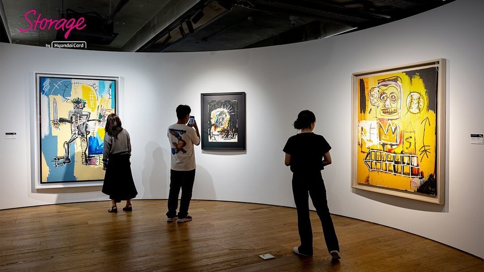 ⠀
Christie's X Hyundai Card 특별 전시
<Heads On: Basquiat & Warhol>
그 뜨거웠던 현장으로 초대합니다?

1991년 이후 30여 년 만에 서울에서 열린
20세기 현대미술 두 거장의 만남

바스키아 & 워홀의 작품 세계를
집약적으로 확인할 수 있는 대표 작품들을 통해
다양한 세대의 관람객들에게 영감을 주었던 시간✨

?지금 DIVE앱에서 '바스키아와 워홀이 다시 만난 세계' 콘텐츠를 확인해 보세요.

#현대카드스토리지 #HyundaiCardStorage
#스토리지 #Storage #Christies
#Headson #Basquiat #Warhol

#현대카드DIVE #현대카드다이브
#현대카드 #HyundaiCard