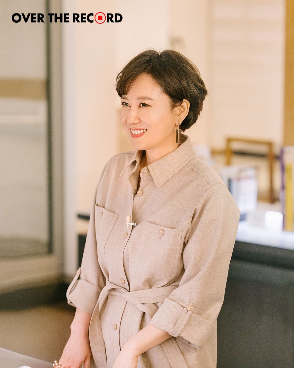 스포일러 더 해주세요!?
세상에서 가장 영양가 있는 스포일러
-
월간 <디자인> 전은경 편집장의
오버 더 레코드 번외편, 북 스포일러
-
수강료 책정불가
학교에선 못 배우는 디자인 도서 이야기!
지금 DIVE 앱에서 확인하세요
-
?프로필의 링크를 통해 '첫 번째 북 스포일러' 콘텐츠를 확인해 보세요.
-
#오버더레코드 #OVERTHERECORD
#북스포일러 #전은경 #디자인
-
#현대카드DIVE #현대카드다이브
#현대카드 #HyundaiCard