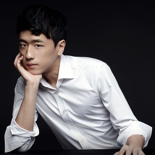 헤이스팅스 콩쿠르 최연소 우승자, 피아니스트 이택기가
손민수 Curated 3번째 주인공으로 무대에 오른다✨

정교하고 세련된 전개로 사랑받는 쇼팽의 <Nocturne> 중 
쓸쓸한 겨울 감성과 맞닿는 작품인 <Nocturne Op. 48-1> 연주부터 
슈만 연주곡의 절정이라 평가받는 <크라이슬레리아나 Op. 16>까지!

떠오르는 차세대 피아니스트로 국제 무대에서 주목받는 
이택기의 무대를 놓치지 마세요!?

<손민수 Curated 03 이택기>
• 일시: 2023. 02. 24(금) 오후 8시
• 장소: 현대카드 언더스테이지
• 출연: 피아니스트 이택기, 이지영 칼럼니스트
• 티켓 가격: 33,000원 (현대카드 결제 시 20% 할인)
• 판매 일시: 2023. 01. 19(목) 오후 6시
• 예매처: 인터파크
• 관람 시 유의사항
✔ 본 공연은 80분 간 진행되며 공연 시작 후 별도의 인터미션이 없습니다
✔ 예매 확인을 위해 입장 시 신분증 지참 필수입니다
✔ 본 공연의 프로그램 상세 정보는 현대카드 DIVE 앱 ‘손민수 Curated 03 이택기‘를 통해 확인할 수 있습니다.

?자세한 내용은 프로필의 링크를 통해 ‘손민수 Curated 03 이택기‘ 콘텐츠를 확인해보세요!

#현대카드언더스테이지 #UNDERSTAGE
#이택기

#현대카드DIVE #현대카드다이브
#현대카드 #Hyundaicard

유의사항 
- 본 공연은 Gift 카드를 제외한 모든 현대카드로 결제 가능하며, 현대카드 결제 시 20% 할인 혜택이 제공됩니다. 
(티켓 판매 기간 : 2023.1.19 ~ 2023.2.24)
> 상환 능력에 비해 신용카드 이용금액이 과도할 경우, 귀하의 개인신용평점이 하락할 수 있습니다.
> 개인신용평점 하락 시 금융거래와 관련된 불이익이 발생할 수 있습니다.
> 일정 기간 원리금을 연체할 경우, 모든 원리금을 변제할 의무가 발생할 수 있습니다.
- 신용카드 발급이 부적정한 경우(연체금 보유, 개인신용평점 낮음 등)카드 발급이 제한될 수 있습니다 
-카드 이용대금과 이에 수반되는 모든 수수료를 지정된 대금 결제일에 상환합니다.
-금융소비자는 금융소비자보호법 제19조 제1항에 따라 해당 상품 또는 서비스에 대하여 설명을 받을 권리가 있습니다.
- 자세한 내용 및 이용 조건은 카드 신청 전 현대카드 홈페이지 및 상품설명서, 약관 참고
준법감시심의필 230116-005 (2023.1.16~2024.1.15)