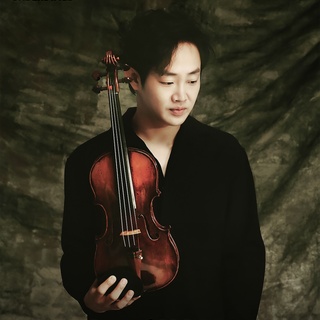 ⠀ 
손민수 Curated 22의 주인공은
섬세한 음색과 진중한 감성이 돋보이는
바이올리니스트 김재영(@k1jaeyoung)?

서울시향, KBS교향악단 등 유수의 오케스트라와 협연하며
솔리스트로서 활약하는 것은 물론

한국 음악인 중 영국 위그모어 홀에 최다 초청된
국내 대표 현악사중주단 노부스 콰르텟(@novusstringquartet_official)의 리더인

독보적인 바이올리니스트 김재영과
피아니스트 임현진(@hyunjin.pf)이 함께 채울 무대를
언더스테이지에서 만나보세요??

<손민수 Curated 22 김재영>
· 일시: 2024. 11. 22(금) 오후 8시
· 장소: 현대카드 언더스테이지
· 출연: 바이올리니스트 김재영, 피아니스트 임현진, 음악 칼럼니스트 이지영
· 프로그램
에르네스트 블로흐 - 주인의 이름, B. 47 중 II. 즉흥곡 
헨리크 비에니아프스키 - 전설 사단조, Op. 17
로베르트 슈만 - 바이올린 소나타 2번 라단조, Op. 121 
티켓 예매
· 티켓 가격: 33,000원 (현대카드 결제 시 20% 할인, 할인가 26,400원)
· 티켓 오픈: 2024. 10. 16(수) 오후 2시
· 예매처: 인터파크 티켓

? 프로필의 링크를 통해 ’손민수 Curated 22 김재영‘ 콘텐츠를 확인해 보세요.

#현대카드언더스테이지 #UNDERSTAGE
#김재영 #임현진 #손민수Curated

#현대카드DIVE #현대카드다이브
#현대카드 #Hyundaicard

[유의사항]
- 본 공연은 현대카드 결제 시 1인 2매에 한해 20% 즉시 할인 혜택이 제공됩니다.
- 대상 : 모든 현대카드(무기명 법인ㆍGift 카드 제외) 기소지 회
- 예매 기간 : 2024. 10. 16 ~ 11. 21
> 상환 능력에 비해 신용카드 이용금액이 과도할 경우, 귀하의 개인신용평점이 하락할 수 있습니다.
> 개인신용평점 하락 시 금융거래와 관련된 불이익이 발생할 수 있습니다.
> 일정 기간 원리금을 연체할 경우, 모든 원리금을 변제할 의무가 발생할 수 있습니다.
- 신용카드 발급이 부적정한 경우(연체금 보유, 개인신용평점 낮음 등)카드 발급이 제한될 수 있습니다
- 카드 이용대금과 이에 수반되는 모든 수수료를 지정된 대금 결제일에 상환합니다.
- 금융소비자는 금융소비자보호법 제19조 제1항에 따라 해당 상품 또는 서비스에 대하여 설명을 받을 권리가 있습니다.
- 자세한 내용 및 이용 조건은 카드 신청 전 현대카드 홈페이지 및 상품설명서, 약관 참고
- 준법감시심의필 241015-022호 (2024.10.15~2025.10.14)