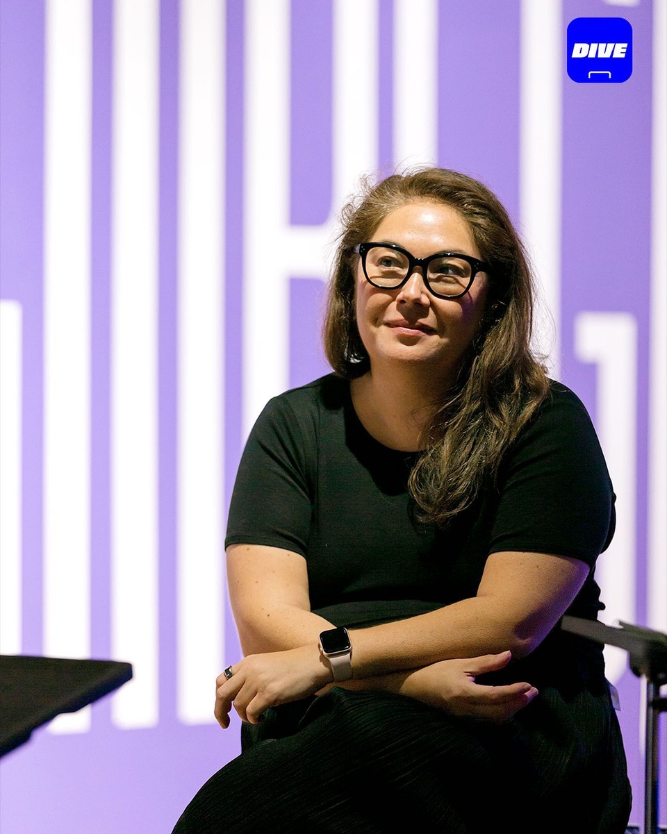 ⠀
DIVER들을 위한 소중한 아트 인사이트?

뉴욕 MoMA 부관장 사라 스즈키(Sarah Suzuki)가 전하는
새로운 시대 속 미술관의 역할과 
새로운 예술로서의 미디어 & 퍼포먼스 아트에 대한
심도 깊은 이야기를 공개합니다.

"뉴욕 MoMA의 미션은
여러 시도와 실험을 거쳐 올바른 길을 찾는 동시에,
현대미술사를 지속∙보존하며 새로운 사조를 만드는
예술가를 발굴하고 지원하는 것입니다. (중략)

말하자면 뉴욕 MoMA와 현대카드가 함께
미술사를 새로 쓰고 있다는 생각이 들어요."

자세한 내용은 '현대카드에서 만나는 뉴욕 MoMA 이야기'를 통해 확인해 보세요.

<Pervasive Light: Works from
MoMA's Media and Performance Collection
(스며드는 빛: 뉴욕 MoMA 미디어 & 퍼포먼스 컬렉션)>
• 기간 : 2022. 06. 10(금) ~ 2022. 09. 25(일)
• 장소 : 현대카드 스토리지
• 관람료 : 일반 5,000원, 중고등 4,000원
• 예약 : DIVE 앱 및 멜론 티켓사이트

* 전시는 원활한 관람 환경을 위해 사전 예약제로 운영합니다.
* 만 12세 이상 관람 가능합니다.
 
?프로필 링크를 통해 ‘현대카드에서 만나는 뉴욕 MoMA 이야기’를 확인해 보세요.

#PervasiveLight #스며드는빛
#MoMAinSeoul #현대카드퍼포먼스시리즈
#현대카드스토리지 #현대카드Storage

#현대카드DIVE #현대카드다이브
#현대카드 #HyundaiCard