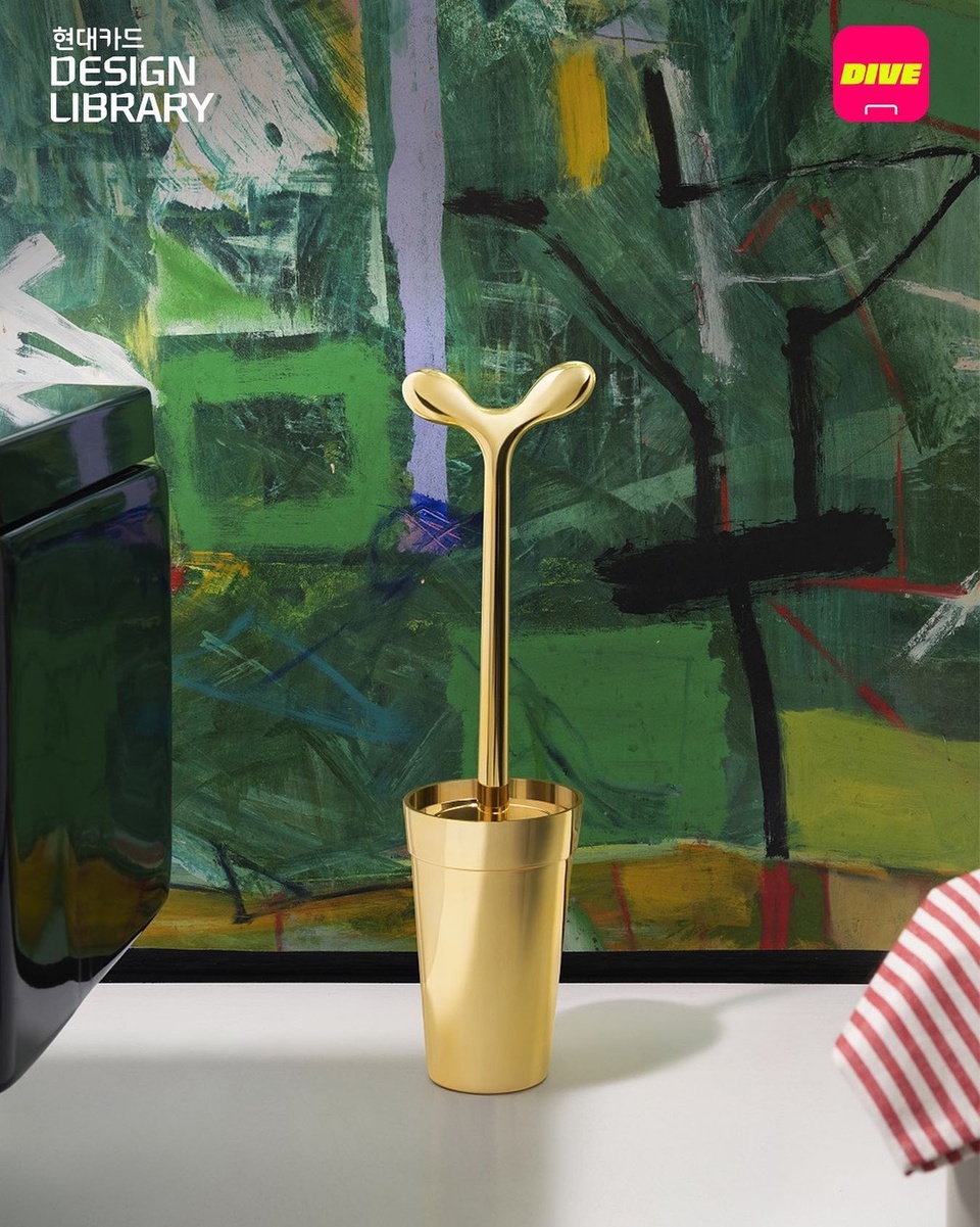 디자이너들의 드림팩토리 'ALESSI'?
ALESSI 브랜드 탄생 100주년 기념 전시 오픈!✨

1921년부터 예술과 디자인의 경계를 넘나들며
상상력과 실용성을 겸비한 리빙 오브제를 만들어오고 있는
세계적인 리빙 브랜드 ALESSI의 100주년 특별 전시?

연구와 실험으로만 남아있던 미출시 제품은 물론
세계적인 거장 디자이너들이 참여한 특별 컬렉션을
디자인 라이브러리 소장도서와 함께 만날 수 있는 기회!?

?봄맞이 인테리어에 관심 있는 @친구 소환 ?

?프로필의 링크를 통해 '내 식탁 위 예술 작품' 콘텐츠를 확인해 보세요.

?<100 Values Collection: 일상을 예술로 바꾸는 디자인>
전시 안내
• 기간 : 2022. 03. 29(화) ~ 04. 24(일)
• 장소 : 현대카드 디자인 라이브러리 1F 라운지
• 입장료 : 무료 (현대카드 회원 및 DIVE 앱 인증 회원)

?ALESSI 전시 방문 인증샷 #EVENT 안내
인스타그램에 전시 방문 인증샷 업로드 후 리셉션에 인증하면
참여자 전원에게 ALESSI 북마크와 추첨을 통해 안나 와인캡을 선물로!

• 필수 조건 : 인증샷 업로드 시 @hyundaicard_dive 계정 태그 및 #현대카드디자인라이브러리 #현대카드DIVE 해시태그 포함
• 기간 : 2022. 03. 29(화) ~ 2022. 04. 24(일)
• 당첨자 발표 : 2022. 04. 26(화) 본 게시글 댓글 및 DIVE 앱 콘텐츠
• 경품 : ALESSI 북마크(참가자 전원, 리셉션 인증 후 현장 수령), 안나 와인캡 (7명 추첨, 추후 공지)

✅DIVE 앱만 있으면 현대카드 라이브러리 전시 무료 입장 가능!
(주말 및 공휴일 제외)

#현대카드디자인라이브러리 #DesignLibrary #디자인전시
#Alessi #알레시 #Alessi100ValuesCollection

#현대카드 #현대카드DIVE #현대카드다이브