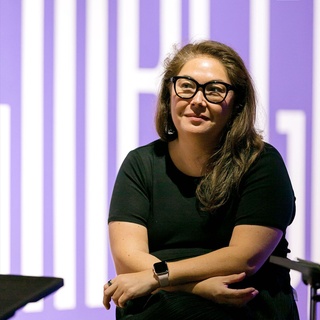 ⠀
DIVER들을 위한 소중한 아트 인사이트?

뉴욕 MoMA 부관장 사라 스즈키(Sarah Suzuki)가 전하는
새로운 시대 속 미술관의 역할과 
새로운 예술로서의 미디어 & 퍼포먼스 아트에 대한
심도 깊은 이야기를 공개합니다.

"뉴욕 MoMA의 미션은
여러 시도와 실험을 거쳐 올바른 길을 찾는 동시에,
현대미술사를 지속∙보존하며 새로운 사조를 만드는
예술가를 발굴하고 지원하는 것입니다. (중략)

말하자면 뉴욕 MoMA와 현대카드가 함께
미술사를 새로 쓰고 있다는 생각이 들어요."

자세한 내용은 '현대카드에서 만나는 뉴욕 MoMA 이야기'를 통해 확인해 보세요.

<Pervasive Light: Works from
MoMA's Media and Performance Collection
(스며드는 빛: 뉴욕 MoMA 미디어 & 퍼포먼스 컬렉션)>
• 기간 : 2022. 06. 10(금) ~ 2022. 09. 25(일)
• 장소 : 현대카드 스토리지
• 관람료 : 일반 5,000원, 중고등 4,000원
• 예약 : DIVE 앱 및 멜론 티켓사이트

* 전시는 원활한 관람 환경을 위해 사전 예약제로 운영합니다.
* 만 12세 이상 관람 가능합니다.
 
?프로필 링크를 통해 ‘현대카드에서 만나는 뉴욕 MoMA 이야기’를 확인해 보세요.

#PervasiveLight #스며드는빛
#MoMAinSeoul #현대카드퍼포먼스시리즈
#현대카드스토리지 #현대카드Storage

#현대카드DIVE #현대카드다이브
#현대카드 #HyundaiCard