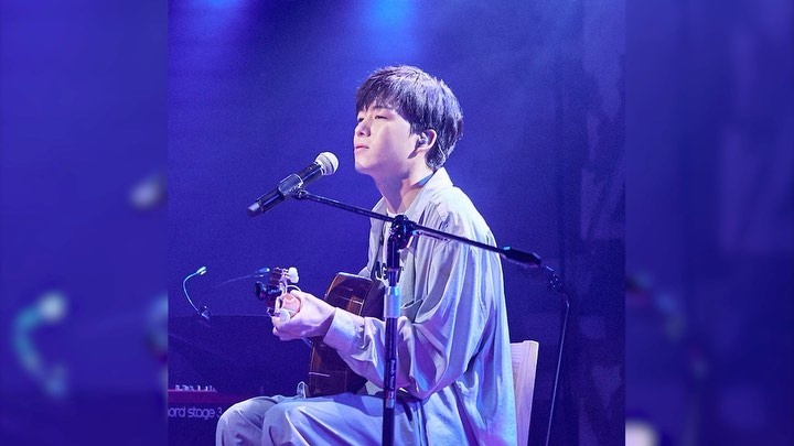 그렇게 꿀 떨어지는 눈빛으로 바라본다면?

퇴근 후, 머리맡에 두고 듣는 곽진언의 음성 편지✉️
사랑을 시작하는 풋풋한 연인들에게?
'바라본다면' 라이브 무대를 선물합니다!

?프로필의 링크를 통해 '곽진언 LIVE PLAY ▶️' 를 확인해 보세요.

팬들이 만드는 Well-made 랜선 라이브
Fan-made LIVE 시즌 3의 다섯 번째 무대!

✔️풀버전 영상 감상 방법 :
1) DIVE 앱 '곽진언 LIVE PLAY▶️' 검색?
*이벤트 당첨자도 위 콘텐츠 하단에서 확인 가능!?
2) 유튜브에서 '현대카드 DIVE' 채널 검색?

Melon 앱에서도 즐기는 Fan-made LIVE!
곽진언의 무대를 확인해 보세요?

잠깐! 곽진언의 Fan-made LIVE는 계속됩니다▶️
- 자랑 / 06. 30(수)
- Fan-made TALK / 06. 30(수)
DIVE 앱과 DIVE 유튜브 채널에서 만나요?

#팬메이드라이브 #곽진언

#현대카드DIVE #현대카드다이브
#현대카드 #HyundaiCard