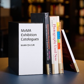 ⠀
현대카드 아트 라이브러리 MoMA Highlights를 통해 마주하는
뉴욕 현대미술관(MoMA) ’Photography‘ 전시의 역사?️

사진을 아트로 보기 시작한 MoMA의 첫 번째 사진 전시
<Murals by American Painters and Photographers>(1932) 도록부터

사진이 예술 매체로서 발전해 온 과정과 역사를 기록한 도서
<The History of Photography>(1949)

사진 역사의 150년을 추적하고 대표 예술가들의 사진을 담은 전시
<Photography until now>(1948) 카탈로그

MoMA의 사진 컬렉션 중 주요 183 작품을 수록한 도록
<American Photography>(1995)까지!

현대미술의 다양성과 변화를 보여주는 MoMA의
대표 전시 도록을 현대카드 아트 라이브러리에서 만나 보세요??

? 자세한 내용은 프로필 링크를 통해 ‘사진이라는 예술 장르’ 콘텐츠를 확인해 보세요.

#현대카드아트라이브러리 #ArtLibrary
#뉴욕현대미술관 #MoMA

#현대카드DIVE #현대카드다이브
#HyundaiCard #현대카드