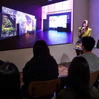 ⠀ 
뉴욕 MoMA Media & Performance Art 부문 
큐레이터 Martha Joseph가 들려주는
시간 기반의 예술 퍼포먼스 아트⏳

‘존재와 호흡(Being & Breathing)‘을 주제로 
최근 MoMA에서 선보인 퍼포먼스 전시
<Studio Sound: Sable Elyse Smith>
그 안에 담긴 심도 있는 스토리✨

현대카드가 후원했던 퍼포먼스 전시부터
최근 MoMA에서 선보인 작품까지
발자취를 살펴볼 수 있었던 시간?

MoMA 큐레이터의 시선으로 바라본 
퍼포먼스 아트와 최신 트렌드를
지금 DIVE 앱에서 바로 확인해 보세요!

#현대카드아트라이브러리 #ArtLibrary
#MoMA #MoMATalk #마사조지프 #MarthaJoseph
#mediaperformance