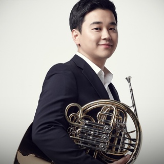 ⠀
손민수 Curated 19번째 주인공은
오슬로 필하모닉 오케스트라에서 호른 수석으로 활동하며
한국 클래식의 위상을 높인 호르니스트 김홍박(@hpkim_horn)?
⠀
부드럽게 감싸는 음색부터 폭발적인 에너지까지
다채로운 음색과 성숙한 표현력으로
호른만의 매력을 선사하는 김홍박의 연주에
⠀
피아니스트 박종해(@jonghai_park)도 함께해
더욱 풍성해진 무대를 언더스테이지에서 만나보세요?
⠀
<손민수 Curated 19 김홍박>
· 일시: 2024. 07. 26(금) 오후 8시
· 장소: 현대카드 언더스테이지
· 출연: 호르니스트 김홍박, 피아니스트 박종해, 음악 칼럼니스트 이지영
· 프로그램: 로베르트 슈만 - 환상 소곡집, Op. 73
⠀⠀⠀⠀⠀⠀⠀로베르트 슈만 - 아다지오와 알레그로, Op. 70
⠀⠀⠀⠀⠀⠀⠀로베르트 슈만 - 3개의 로망스, Op. 94
⠀⠀⠀⠀⠀⠀⠀프레데리크 쇼팽 - 화려한 폴로네이즈 C장조, Op. 3
· 티켓 가격: 33,000원 (현대카드 결제 시 20% 할인, 할인가: 26,400원)
· 티켓 오픈: 2024. 06. 19(수) 오후 2시
· 예매처: 인터파크 티켓
⠀
? 프로필 링크를 통해 '손민수 Curated 19 김홍박' 콘텐츠를 확인해보세요.
⠀
#현대카드언더스테이지 #UNDERSTAGE
#김홍박 #박종해 #손민수Curated
⠀
#현대카드DIVE #현대카드다이브
#현대카드 #Hyundaicard
⠀
[유의사항]
- 본 공연은 Gift 카드를 제외한 모든 현대카드로 결제 가능하며, 현대카드 결제 시 1인 2매에 한해 20% 할인 혜택이 제공됩니다. (티켓 판매 기간: 2024.06.19 ~ 2024.07.26)
> 상환 능력에 비해 신용카드 이용금액이 과도할 경우, 귀하의 개인신용평점이 하락할 수 있습니다.
> 개인신용평점 하락 시 금융거래와 관련된 불이익이 발생할 수 있습니다.
> 일정 기간 원리금을 연체할 경우, 모든 원리금을 변제할 의무가 발생할 수 있습니다.
- 신용카드 발급이 부적정한 경우(연체금 보유, 개인신용평점 낮음 등)카드 발급이 제한될 수 있습니다
- 카드 이용대금과 이에 수반되는 모든 수수료를 지정된 대금 결제일에 상환합니다.
- 금융소비자는 금융소비자보호법 제19조 제1항에 따라 해당 상품 또는 서비스에 대하여 설명을 받을 권리가 있습니다.
- 자세한 내용 및 이용 조건은 카드 신청 전 현대카드 홈페이지 및 상품설명서, 약관 참고
- 준법감시심의필 240618-020호 (2024.06.17~2025.06.16)