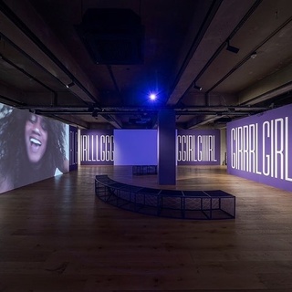 오직 현대카드 스토리지에서만 만날 수 있는
뉴욕 MoMA 미디어 & 퍼포먼스 컬렉션
국내 최초 전시 오픈!?

2천여 점의 MoMA 미디어 & 퍼포먼스 소장품 중
미디어 아트 분야에서 가장 주목받고 있는
아티스트 5인을 선별해 선보이는 작품을
지금 바로 현대카드 스토리지에서 만나보세요.

<Pervasive Light: Works from
MoMA's Media and Performance Collection>
• 기간 : 2022. 06. 10(금) ~ 09. 25(일)
• 장소 : 현대카드 스토리지
• 관람료 : 일반 5,000원, 중고등 4,000원
• 예약 : DIVE 앱 및 멜론 티켓사이트

* 전시는 원활한 관람 환경을 위해 사전 예약제로 운영합니다.
* 만 12세 이상 관람 가능합니다.

Sandra Mujinga. Pervasive Light. 2021. Three-
channel high-definition video (color, sound; 16:15
min.) and three flat screen monitors. Dimensions
variable. The Museum of Modern Art, New York.
Fund for the Twenty-First Century. © 2022 Sandra
Mujinga.

?프로필 링크를 통해 '뉴욕 MoMA 미디어 & 퍼포먼스 컬렉션 전시' 콘텐츠를 확인해 보세요.

#PervasiveLight #스며드는빛
#MoMAinSeoul #현대카드퍼포먼스시리즈
#현대카드스토리지 #현대카드Storage

#현대카드DIVE #현대카드다이브
#HyundaiCard #현대카드