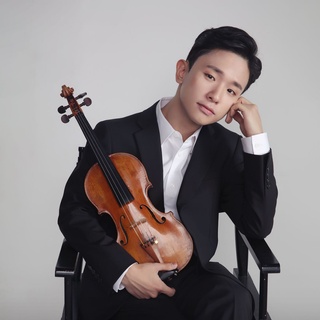 ⠀
정통적 해석과 깊은 음색의 바이올리니스트 김동현과
떠오르는 신예 피아니스트 박영성이 함께 선보이는 무대✨

이번 공연에서 손민수 Curated 여섯 번째 주인공 김동현은
피아노와 바이올린을 위한 곡으로 잘 알려진 
근현대 작곡가 프로코피예프의 대표곡 3곡을
프로그램으로 선택하여 신선한 무대를 펼칠 예정!
 
차이코프스키 콩쿠르 한국인 최고 성적 3위에 입상하며
세계 무대에서 탄탄한 경력을 쌓고 있는 바이올리니스트 김동현과
피아니스트 박영성이 함께하는 무대를 언더스테이지에서 만나보세요!
 
<손민수 Curated 06 김동현>
• 일시: 2023. 05. 18(목) 오후 8시
• 장소: 현대카드 언더스테이지
• 출연: 바이올리니스트 김동현, 피아니스트 박영성, 음악 칼럼니스트 이지영
• 티켓 가격: 33,000원(현대카드 결제 시 20% 할인)
• 판매 일시: 2023. 04. 19(수) 오후 6시
• 예매처: 인터파크

• 관람 시 유의사항
- 본 공연은 80분 간 진행되며 공연 시작 후 별도의 인터미션이 없습니다.
- 예매 확인을 위해 입장 시 신분증 지참 필수입니다.
- 본 공연의 프로그램 상세 정보는 현대카드 DIVE 앱 ‘손민수 Curated 06 김동현‘를 통해 확인할 수 있습니다.

?지금 DIVE 앱에서 ‘손민수 Curated 06 김동현‘ 콘텐츠를 확인해보세요. 

#현대카드언더스테이지 #UNDERSTAGE
#김동현 #박영성 #손민수
 
#현대카드DIVE #현대카드다이브
#현대카드 #Hyundaicard

유의사항 
- 본 공연은 Gift 카드를 제외한 모든 현대카드로 결제 가능하며, 현대카드 결제 시 20% 할인 혜택이 제공됩니다.
(티켓 판매 기간 : 2023.4.18 ~ 2023.5.17)
> 상환 능력에 비해 신용카드 이용금액이 과도할 경우, 귀하의 개인신용평점이 하락할 수 있습니다.
> 개인신용평점 하락 시 금융거래와 관련된 불이익이 발생할 수 있습니다.
> 일정 기간 원리금을 연체할 경우, 모든 원리금을 변제할 의무가 발생할 수 있습니다.
- 신용카드 발급이 부적정한 경우(연체금 보유, 개인신용평점 낮음 등)카드 발급이 제한될 수 있습니다
-카드 이용대금과 이에 수반되는 모든 수수료를 지정된 대금 결제일에 상환합니다.
-금융소비자는 금융소비자보호법 제19조 제1항에 따라 해당 상품 또는 서비스에 대하여 설명을 받을 권리가 있습니다.
- 자세한 내용 및 이용 조건은 카드 신청 전 현대카드 홈페이지 및 상품설명서, 약관 참고
준법감시심의필 제 230418-009호 (2023.04.18~2024.04.17)