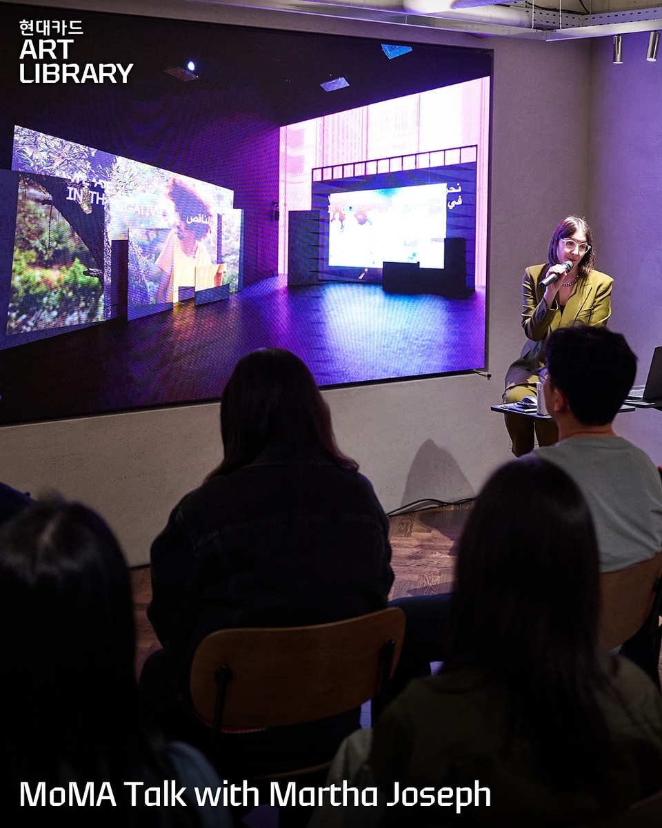 ⠀ 
뉴욕 MoMA Media & Performance Art 부문 
큐레이터 Martha Joseph가 들려주는
시간 기반의 예술 퍼포먼스 아트⏳

‘존재와 호흡(Being & Breathing)‘을 주제로 
최근 MoMA에서 선보인 퍼포먼스 전시
<Studio Sound: Sable Elyse Smith>
그 안에 담긴 심도 있는 스토리✨

현대카드가 후원했던 퍼포먼스 전시부터
최근 MoMA에서 선보인 작품까지
발자취를 살펴볼 수 있었던 시간?

MoMA 큐레이터의 시선으로 바라본 
퍼포먼스 아트와 최신 트렌드를
지금 DIVE 앱에서 바로 확인해 보세요!

#현대카드아트라이브러리 #ArtLibrary
#MoMA #MoMATalk #마사조지프 #MarthaJoseph
#mediaperformance