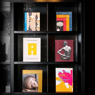 ⠀
현대카드 라이브러리 신간을 소개하는 ‘What’s NEW’
아트 라이브러리 4월의 새 책을 소개합니다✨
⠀
?‍? <Flach>
- 사물을 활용해 예술적 경험을 제시하는 작가의 면모가 엿보이는 책
⠀
? <Christian Marclay>
- 영화, 공연 등 다양한 것에서 영감을 받아 창작한 작품을 소개하는 책
⠀
? <Out of Order, Out of Sight Vol.1>
- 개념 미술의 주창부터 사회적 메시지를 제시하기까지 과정을 담은 책
⠀
? <Franz Erhard Walther>
- 2017년 베니스 비엔날레 수상자 프란츠 에르하르트 발터의 도록
⠀
? <Magnumb>
- 흑인에게 가해지는 폭력을 역사적 자료와 경험을 통해 파고든 도록
⠀
? <Simone Leigh>
- 흑인, 페미니즘 등 직면한 문제를 이야기하는 작가 시몬 리에 대해 쓴 책
⠀
지금 바로 DIVE 앱에 로그인하고
아트 라이브러리의 신간 도서를 만나보세요??
⠀
? 자세한 내용은 프로필 링크를 통해 ‘일상의 감각을 환기하다’ 콘텐츠를 확인해 보세요!
⠀
✅ DIVE 앱만 있으면 현대카드 라이브러리 주중 입장 가능
⠀
#현대카드아트라이브러리 #HyundaiCardArtLibrary 
⠀
#현대카드DIVE #현대카드다이브
#현대카드 #HyundaiCard