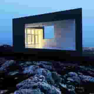 ⠀
현대카드 Art Library에서 선보이는
Moving Image Screening ?

12월의 영상은 캐나다 뉴펀들랜드의 작은 섬마을
포고섬에서 진행한 건축 프로젝트를 소개하는
<Strange and Familiar>

뉴펀들랜드 출생의 건축가 토드 사운더스가 설계한
'Fogo Island Arts'와 'Fogo Island Inn'의 건축 과정을 통해
대자연과 현대 건축 디자인이 이루는 조화를 만나보자?

?프로필 링크를 통해 '자연 가까이의 건축‘ 콘텐츠를 확인해 보세요.

<Moving Image Screening>
• 제목 : Strange and Familiar (2014)
• 일정 : 2022. 12. 24 (토) 낮 12시 ~ 오후 9시
• 장소 : 현대카드 Art Library (Moving Image Room)
• 예약 : 현대카드 DIVE 앱

* 영상은 13/15/17/19시 각 정시 시작됩니다.
* 영상 관람은 사전 예약으로 진행되며, No-Show 발생 시 현장 방문(Walk-in) 선착순 입장 가능합니다.

#현대카드아트라이브러리 #HyundaiCardArtLibrary
#StrangeandFamiliar #ArchitectureonFogoIsland #screening

#현대카드DIVE #현대카드다이브
#현대카드 #HyundaiCard