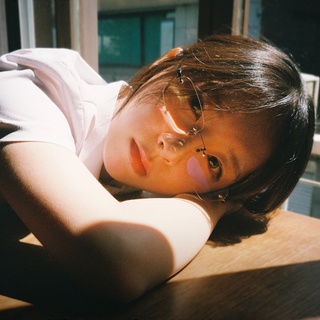⠀
이적 Curated 05의 주인공은
’마마‘, ’봄날‘ 등으로 폴킴, 적재에게 언급되며

독보적인 작사 실력과 깊이 있는 음색이 돋보이는
싱어송라이터 김필선(@feeelsun)?

2018년 첫 싱글 ’에어컨‘으로 활동을 시작하여
지금까지 20여 곡의 EP와 싱글을 발매,

시적인 가사로 대중은 물론 동료 아티스트들까지
많은 리스너에게 감동을 주며

두터운 마니아층을 만들어가는 김필선의
특별한 이야기를 언더스테이지에서 만나보자?

<이적 Curated 05 김필선>
· 일시: 2024. 06. 15(토) 오후 7시 / 06. 16(일) 오후 6시
· 장소: 현대카드 언더스테이지
· 티켓 가격: 77,000원 (현대카드 결제 시 20% 할인, 할인가 61,600원)
· 티켓 오픈: 2024. 05. 24(금) 오후 6시
· 예매처: 멜론 티켓
 
? 프로필의 링크를 통해 ’이적 Curated 05 김필선‘ 콘텐츠를 확인해보세요.
 
#현대카드언더스테이지 #UNDERSTAGE
#김필선 #싱어송라이터
 
#현대카드DIVE #현대카드다이브
#현대카드 #Hyundaicard
 
[유의사항]
- 본 공연은 Gift 카드를 제외한 모든 현대카드로 결제 가능하며, 현대카드 결제 시 1인 4매에 한해 20% 할인 혜택에 제공됩니다. (티켓 판매 기간: 2024. 05. 27 ~ 2024. 06. 15)
> 상환 능력에 비해 신용카드 이용금액이 과도할 경우, 귀하의 개인신용평점이 하락할 수 있습니다.
> 개인신용평점 하락 시 금융거래와 관련된 불이익이 발생할 수 있습니다.
> 일정 기간 원리금을 연체할 경우, 모든 원리금을 변제할 의무가 발생할 수 있습니다.
- 신용카드 발급이 부적정한 경우(연체금 보유, 개인신용평점 낮음 등)카드 발급이 제한될 수 있습니다
- 카드 이용대금과 이에 수반되는 모든 수수료를 지정된 대금 결제일에 상환합니다.
- 금융소비자는 금융소비자보호법 제19조 제1항에 따라 해당 상품 또는 서비스에 대하여 설명을 받을 권리가 있습니다.
- 자세한 내용 및 이용 조건은 카드 신청 전 현대카드 홈페이지 및 상품설명서, 약관 참고
- 준법감시심의필 240527-016호 (2024.05.27~2025.05.26)