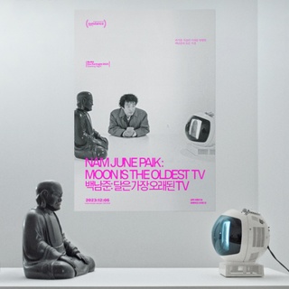 ⠀
현대카드 Art Library에서 매월 마지막 주 토요일에 진행하는
Moving Image Screening?️

12월 필름은 비디오 아티스트 백남준의 일대기를 다룬
다큐멘터리 <백남준: 달은 가장 오래된 TV>?

세계 각국에 흩어져 있는 백남준 관련 사진과
영상, 글 등을 모아 방대한 양의 아카이브를 만들었다!

박서보, Marina Abramobic를 비롯한
동시대 아티스트들의 생생한 증언을 통해
백남준이 어떤 예술가였는지 탐구할 수 있는 시간✨

영국 유력지 <가디언(The Guardian)> 선정
2023년 최고의 예술 영화를 현대카드 아트 라이브러리
Moving Image Screening에서 만나 보자?

<Moving Image Screening>
• 제목: <백남준: 달은 가장 오래된 TV (2023)>
• 일시: 2023. 12. 30(토) 오후 3시 ~ 9시
• 장소: 현대카드 Art Library (Moving Image Room)
• 예약: 현대카드 DIVE 앱

* 영상은 오후 3시/5시/7시 각 정시 시작됩니다.
* 영상 관람은 DIVE 앱을 통해 사전 예약으로 진행되며,
No-Show 발생 시 현장 방문(Walk-in) 선착순 입장 가능합니다.

#현대카드아트라이브러리 #HyundaiCardArtLibrary
#백남준 #NamjunePaik #달은가장오래된TV
#MoonistheoldestTV #screening

#현대카드DIVE #현대카드다이브
#현대카드 #HyundaiCard