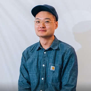 ⠀
혁오 밴드의 앨범 커버로 익숙한 노상호(@nemonannet)작가✨

회화, 그래픽 노블, 3D 아트워크 등 장르를 넘나들며
최근 디지털과 아날로그를 오가는 기념전을 진행한
작가 노상호(@nemonannet)와의 인터뷰?

Q. 다양한 장르를 오가는 이유가 무엇인가요?
A. 빠르게 배울 수 있는 환경이 조성되었기 때문에 안 할 이유가 없는 거죠. 저는 조각을 할 줄 모르거든요. 그럼에도 클릭 몇 번이면 조각이 완성되는 시대니까 작품을 만들지 않을 이유가 없죠.

Q. AI도 그림을 그리는 시대에 작가는 어떤 역할을 해야 할까요?
A. 좋은 작품, 작가란 본인이 느끼는 동시대의 감각들을 면밀히 파고들어 ‘왜 좋아 보이는가’, ‘무엇이 이 감각들을 좋다고 여기게 하는가’를 고민하고, 이에 대한 그만의 결과를 잠정적으로나마 도출해 지속적으로 시각화해 대중에게 보여주는 것이라고 할 수 있겠습니다.

?노상호 작가에게 영감을 주는 콘텐츠와 그의 작품 세계가 궁금하다면?

?지금 DIVE 앱에서 '부유하는 이미지' 콘텐츠를 확인해 보세요.

✅DIVE 앱에서 매일 업데이트되는 컬처 콘텐츠를 만나보세요!

#현대카드DIVE #현대카드다이브
#현대카드 #HyundaiCard