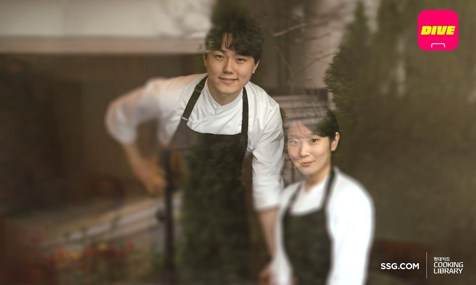 빛 보다 빨리 예약마감 된다는 레스토랑의
생면 파스타 레시피 대공개! ?

쿠킹 라이브러리와 SSG.com이 콜라보 한 쿠킹 클래스
레스토랑 <페리지> 임홍근, 신가영 셰프의
시그니처 레시피를 배울 수 있는 절호의 기회 ?‍?

색다른 쿠킹 레시피로
사랑하는 사람들과 맛있는 주말을 보내고 싶다면?
지금 DIVE 앱에서 예약하기?

?프로필의 링크를 통해 '페리지 생면 파스타 클래스' 콘텐츠를 확인해 보세요.

<페리지 생면 파스타 클래스>
• 신청 기간 : 2022. 06. 14(화) ~ 06. 24(금)
• 일시 : 2022. 06. 25(토), 2022. 06. 26(일) 오후 1시
• 장소 : 현대카드 쿠킹 라이브러리 3F 키친
• 메뉴 : 생면 파스타
• 프로그램
- 파스타면 3종, 샐러드 1종 시연
- 생면 파스타 1종 실습
- 쿠킹 라이브러리 델리 음료 이용권 2인
• 금액 : 8만원(2인)
• 예약 : DIVE 앱 ‘페리지 생면 파스타 클래스’ 콘텐츠 내 예약 링크?

✅DIVE 앱만 있으면 현대카드 라이브러리 주중 입장 가능!

©Bar&Dining (@barndining_official)
©Amelia Kwon
©Matty Yangwoo Kim

#CookingLibrary #현대카드쿠킹라이브러리
#SSG닷컴 #페리지 #생면파스타 #쿠킹클래스
#임홍근셰프 #신가영셰프

#현대카드DIVE #현대카드다이브
#현대카드 #HyundaiCard