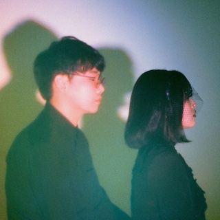 내일 만나는 dosii?

화려한 도시 속 뒤섞인 관계를 노래하는
시티팝 듀오 밴드 dosii의 공연 D-1 ?
공연을 100% 즐기고 싶다면 아래 유의사항을 참고해주세요!

현대카드 Curated 74 dosii
- 공연 일시: 2022. 04. 24(일) 오후 7시
- 공연 장소: 현대카드 언더스테이지

* 언더스테이지의 '방역패스' 공연장 운영이 해제되었습니다.
　(4월 18일 기준)
- 방역패스 증빙자료 지참 필요 없음
　(단, 예매 확인을 위해 신분증 지참 필수)
- 전 관객 상시 마스크 착용 의무
- 현장 체온 측정 시 37.5도 이상일 경우 공연 관람 불가?
- 공연장 입퇴장 및 대기 시 관객 간 1m 거리두기 유지 권고

<NFT 티켓 구매자>
Step 1. 티켓박스 방문?
- ‘메타마스크’ 월렛 및 신분증 확인 후, 입장 팔찌 수령
- Tour 참석 시, 오후 5시 30분 ~ 5시 50분 티켓박스 도착 필수!
- 공연만 관람 시, 오후 5시 30분 이후 티켓 수령 가능

Step 2. Tour 참여?
- 오후 5시 50분 ~ 6시 10분
- 언더스테이지, 뮤직 라이브러리, V&P

Step 3. 공연 관람?
- 오후 7시 (85분 예정)

Step 4. 공연 종료 후?
- 뮤지션 Meet & Greet, 공연 MD(쉬폰 패브릭 포스터) 및 친필 사인 CD 증정

<멜론 티켓 예매자>
- 티켓박스 오픈: 오후 5시 30분
- 공연장 입장: 오후 6시 15분

? 자세한 내용은 프로필의 링크를 통해 ‘현대카드 Curated 74 dosii’ 콘텐츠를 확인해보세요!

#현대카드언더스테이지 #UNDERSTAGE #NFT #NFT티켓 #dosii #도시

#현대카드DIVE #현대카드다이브 #현대카드 #Hyundaicard