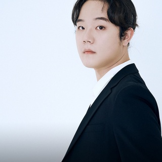 타고난 예술적 재능을 지닌 클래식계의 신예
피아니스트 최형록의 공연 D-1!

독보적 음색과 섬세한 음악성으로
전 세계 많은 클래식 애호가에게 인정받고있는

최형록의 클래식 공연을 100% 즐기고 싶다면
아래 유의사항을 참고해주세요!?

<손민수 Curated 02 최형록>
• 일시 : 2023. 01. 13(금) 오후 8시
• 장소 : 현대카드 언더스테이지
• 출연 : 최형록 피아니스트, 이지영 칼럼니스트
• 티켓박스 오픈 : 오후 6시 30분
• 공연장 입장 : 오후 7시 15분
• 유의사항
✔ 본 공연은 80분 간 진행되며 공연 시작 후 별도의 인터미션이 없습니다
✔ 예매 확인을 위해 입장 시 신분증 지참 필수입니다
 
* 본 공연은 코로나19 확산 방지를 위해 ‘방역지침’을 준수합니다.
- 전 관객 상시 마스크 착용 의무
- 공연장 입퇴장 및 대기 시 관객 간 1m 거리두기 유지 권고

? 자세한 내용은 프로필의 링크를 통해 ‘손민수 Curated 02 최형록’ 콘텐츠를 확인해보세요!

#현대카드언더스테이지 #UNDERSTAGE
#최형록

#현대카드DIVE #현대카드다이브
#현대카드 #Hyundaicard