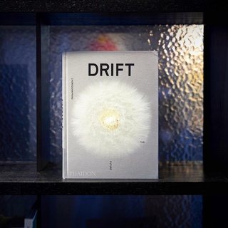 ⠀
현대카드 스토리지 DRIFT 전시를 더 다채롭게 즐기는 방법!✨

디자인 라이브러리 또는 아트 라이브러리에서 DRIFT 도서 인증샷을 남기고 스토리지에서 진행 중인 DRIFT 전시도 보고 가세요?

✔️이벤트 참여 방법
1️⃣ 현대카드 디자인 라이브러리 OR 현대카드 아트 라이브러리 방문
2️⃣DRIFT 도서 촬영
3️⃣인증샷 업로드
4️⃣각 라이브러리 리셉션 직원 확인 후 티켓 수령 (1인 1매)

✔️필수 해시태그
#현대카드스토리지 #DRIFT스토리지
#현대카드디자인라이브러리 OR #현대카드아트라이브러리

✔️이벤트 일정
• 참여 기간 : 2023. 01. 26(목) ~ 2023. 04. 16(일)

?이벤트 경품
• DRIFT 전시 초대권 (참여자 전원 1인 1매, 리셉션 업로드 인증 후 현장 수령)

✅DIVE 앱만 있으면 현대카드 라이브러리 무료 입장 가능!
(주말 및 공휴일 제외)

@studio.drift

#DRIFT스토리지 #드리프트 #InSyncwiththeEarth

#현대카드스토리지 #현대카드아트라이브러리
#현대카드 #현대카드DIVE #현대카드다이브